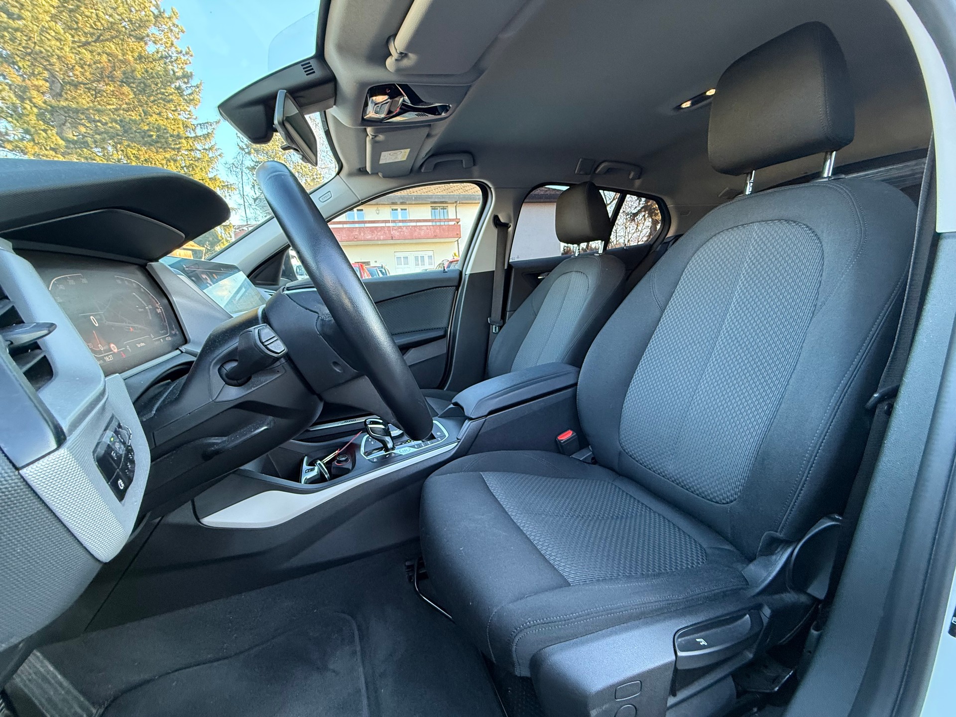 BMW 118i Essential Edition Steptronic-image-9