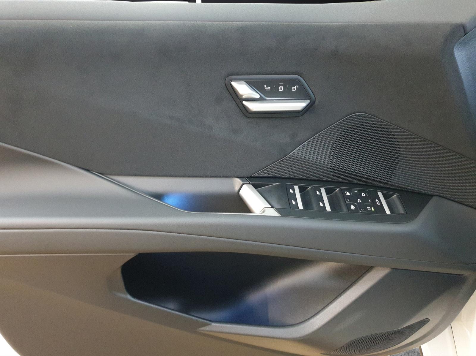 BMW iX3 50 xDrive-image-9
