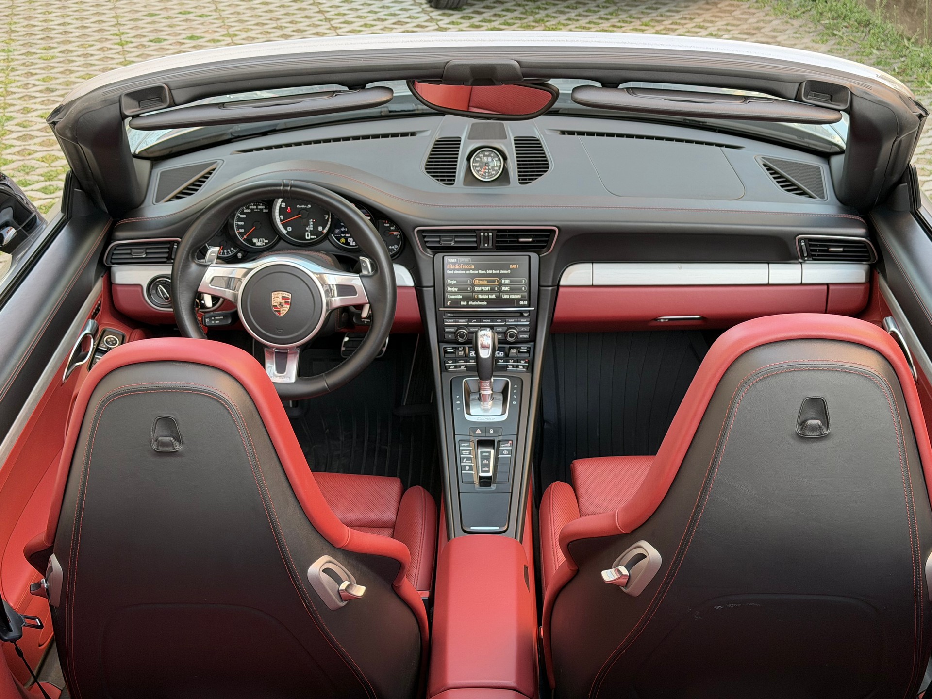 PORSCHE 911 Turbo S Cabrio PDK-image-10
