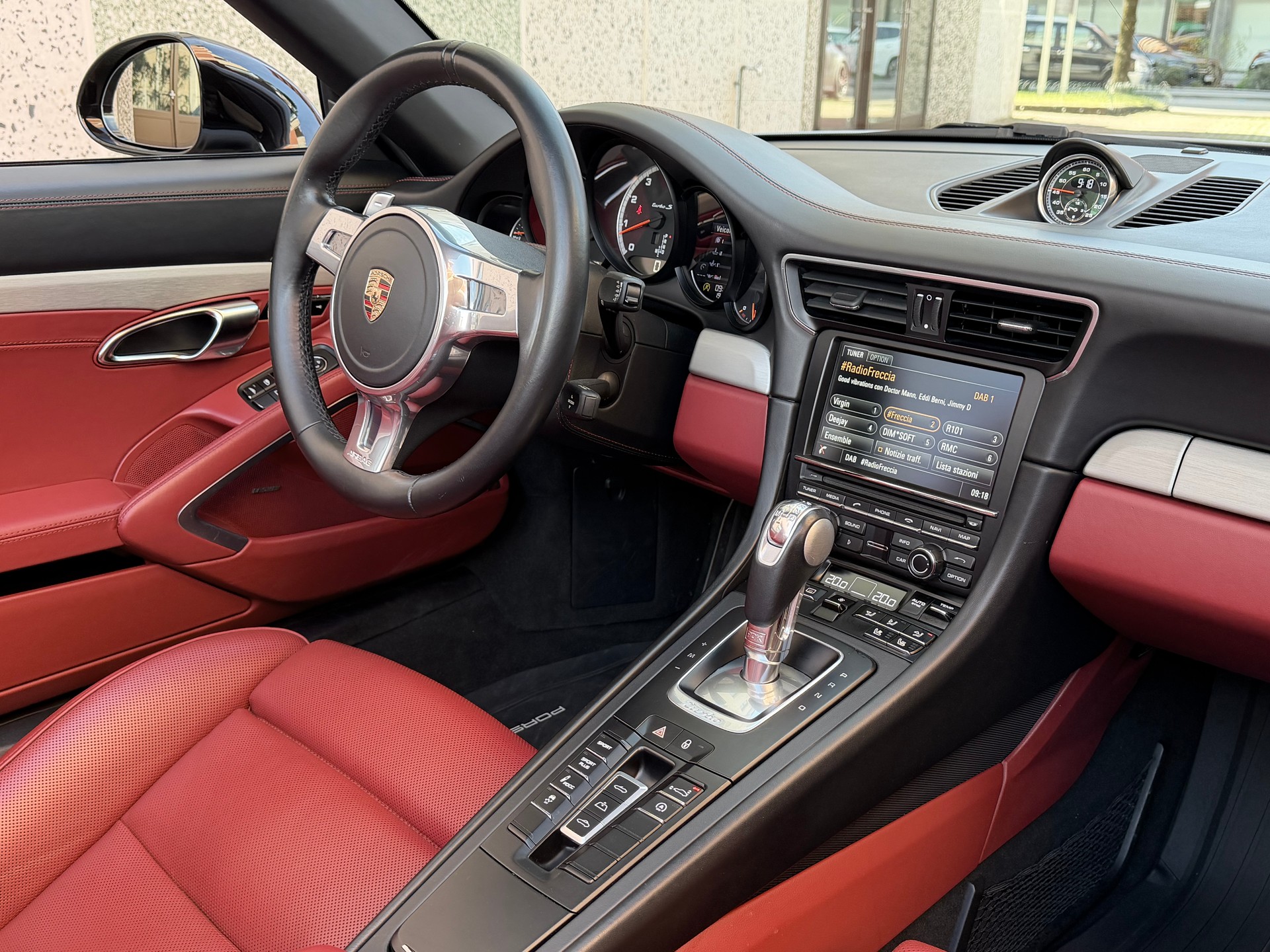 PORSCHE 911 Turbo S Cabrio PDK-image-9