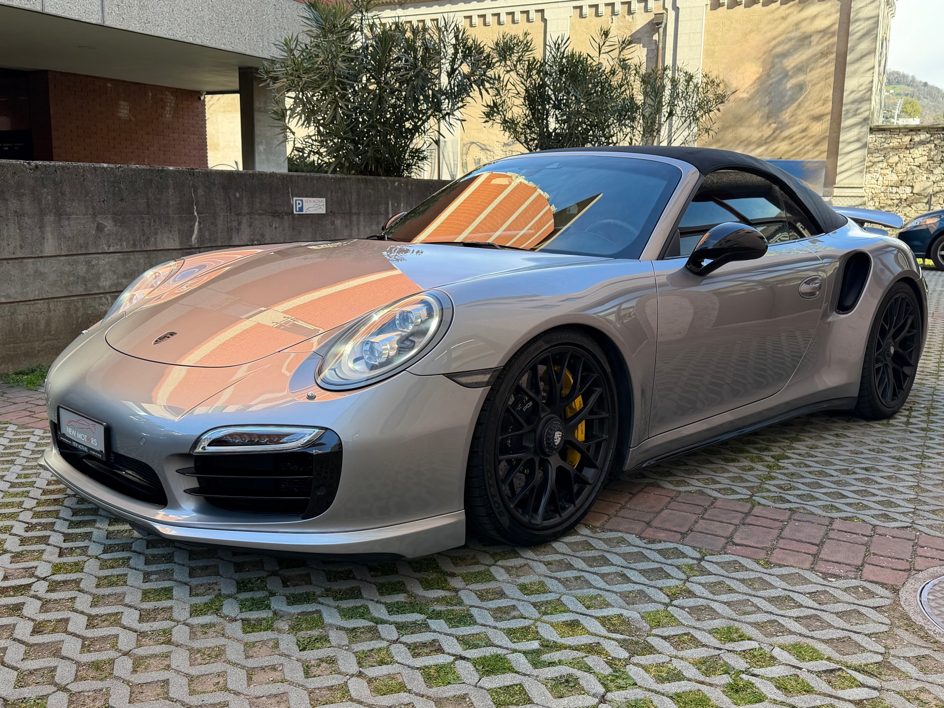 PORSCHE 911 Turbo S Cabrio PDK-image-1