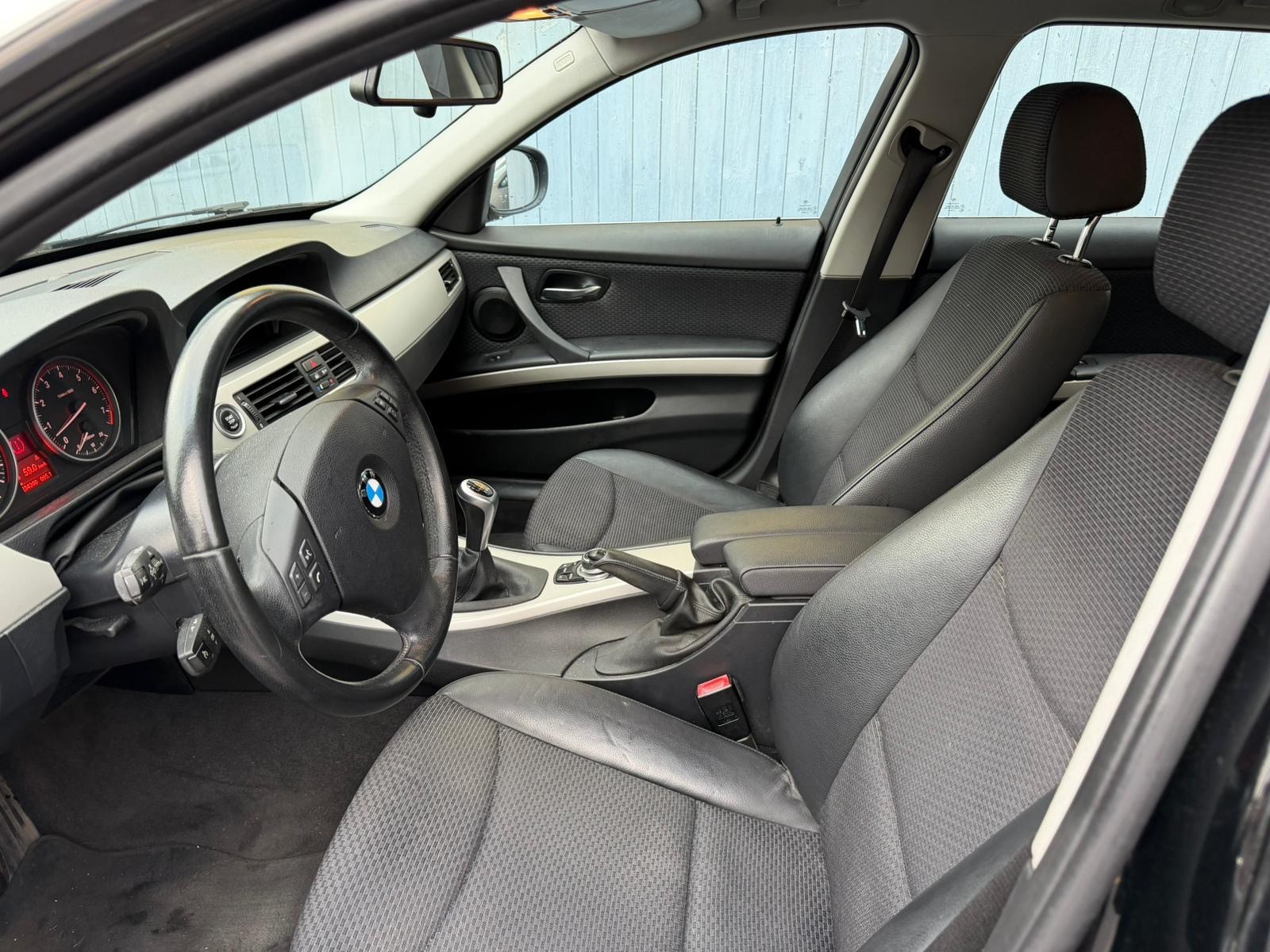 BMW 325i xDrive Touring-image-12
