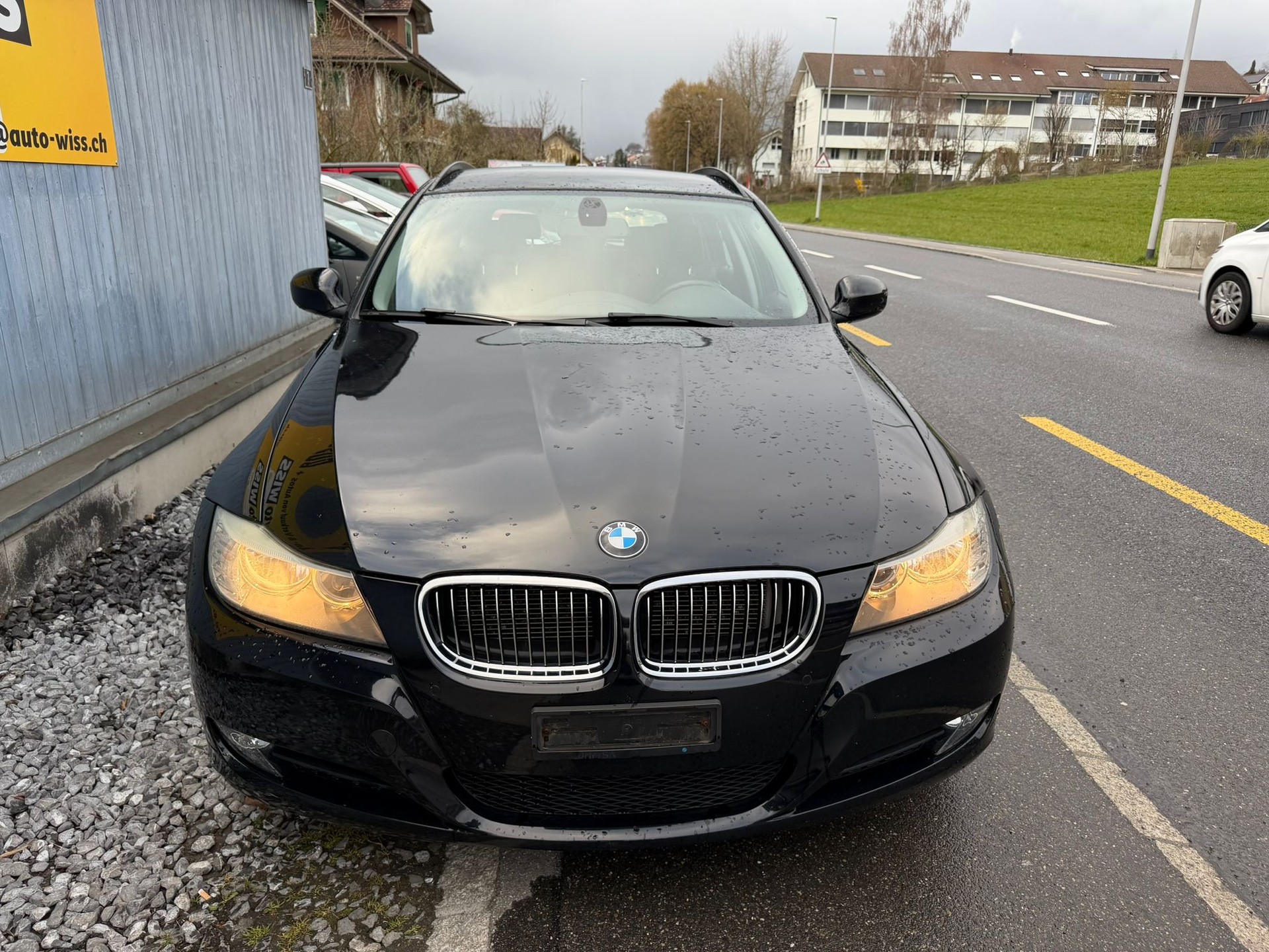 BMW 325i xDrive Touring-showroom-element-3
