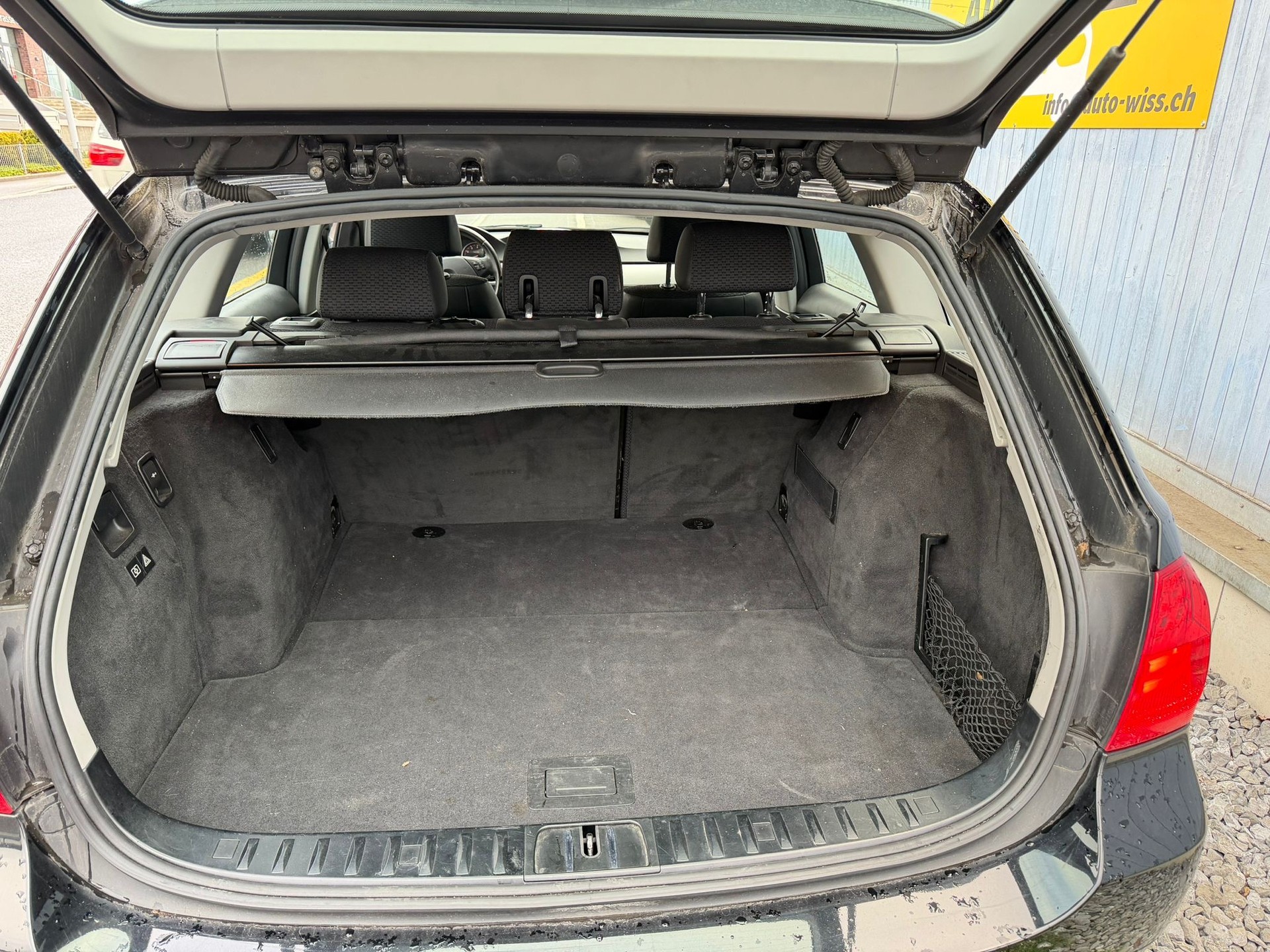 BMW 325i xDrive Touring-image-15
