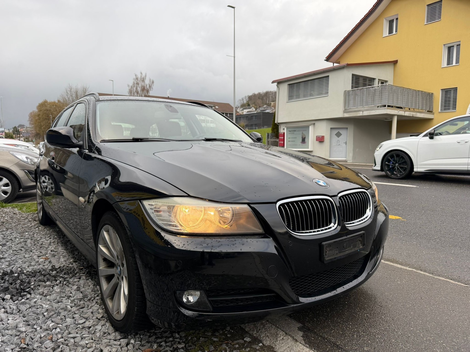 BMW 325i xDrive Touring-showroom-element-2