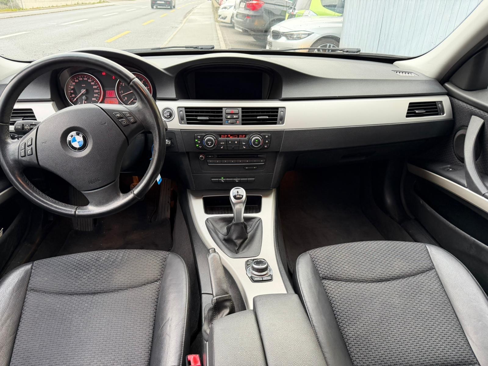 BMW 325i xDrive Touring-image-8