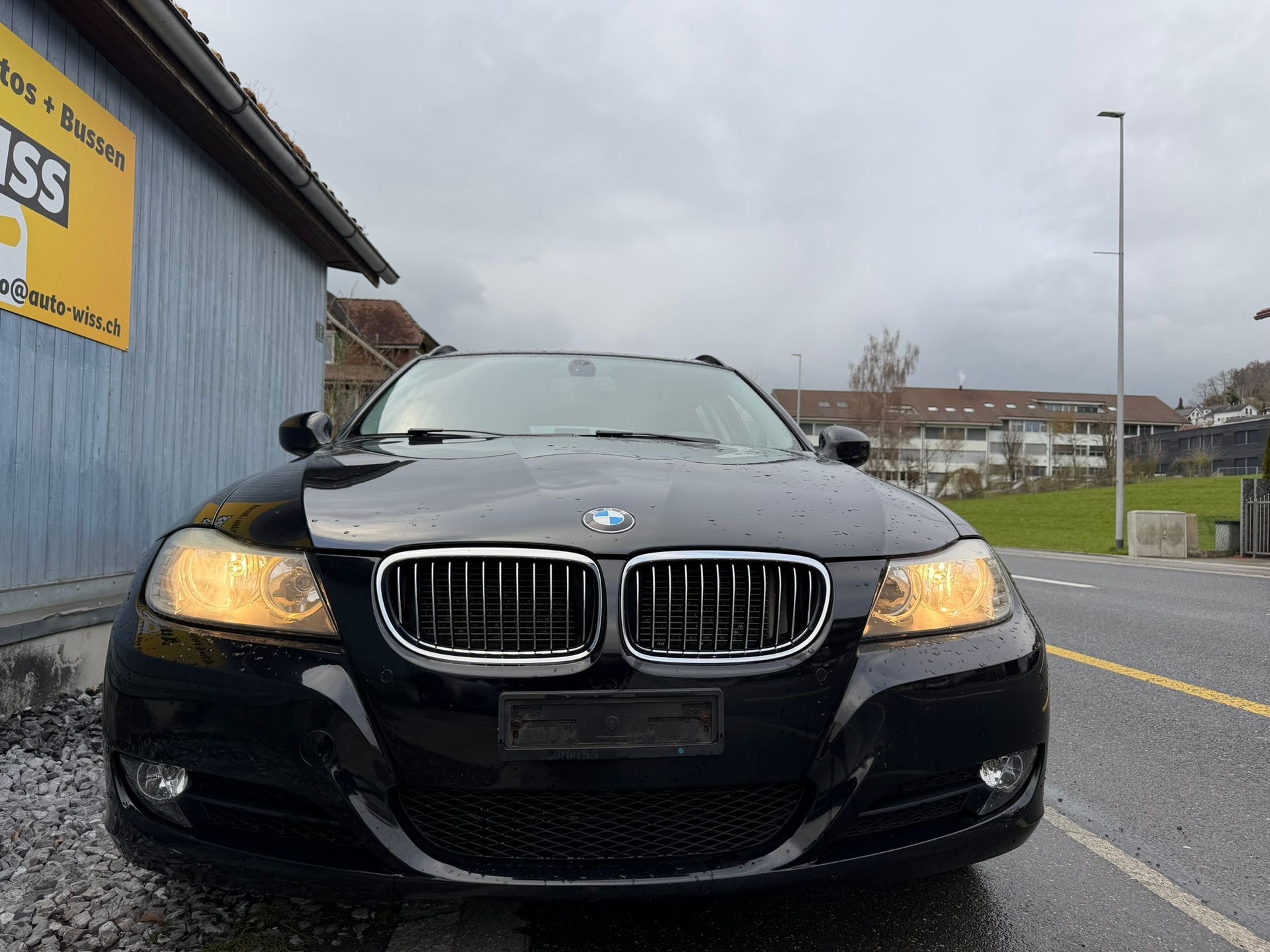 BMW 325i xDrive Touring-showroom-element-1