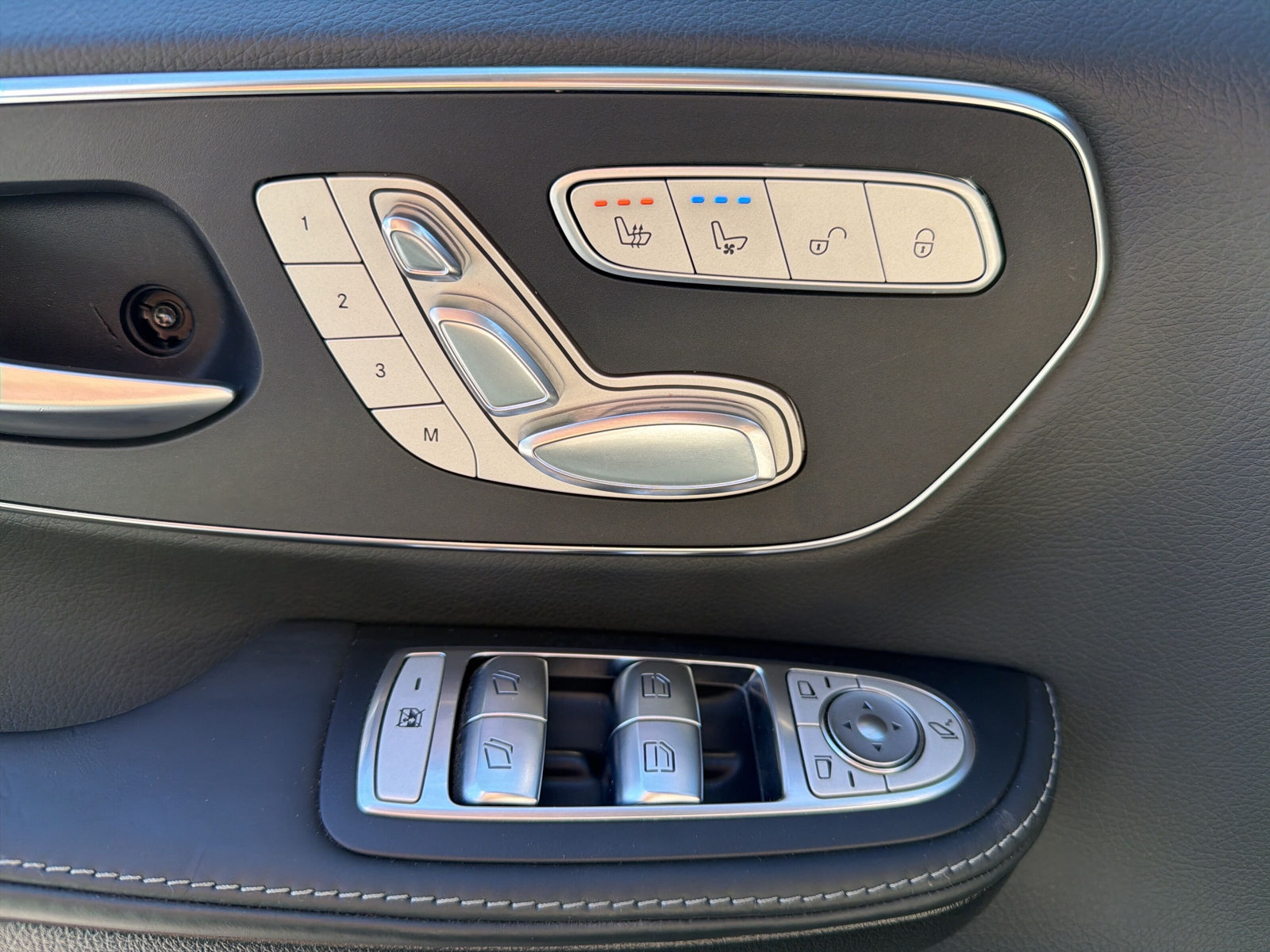 MERCEDES-BENZ V 300 d SwissEdition L 4M-image-25