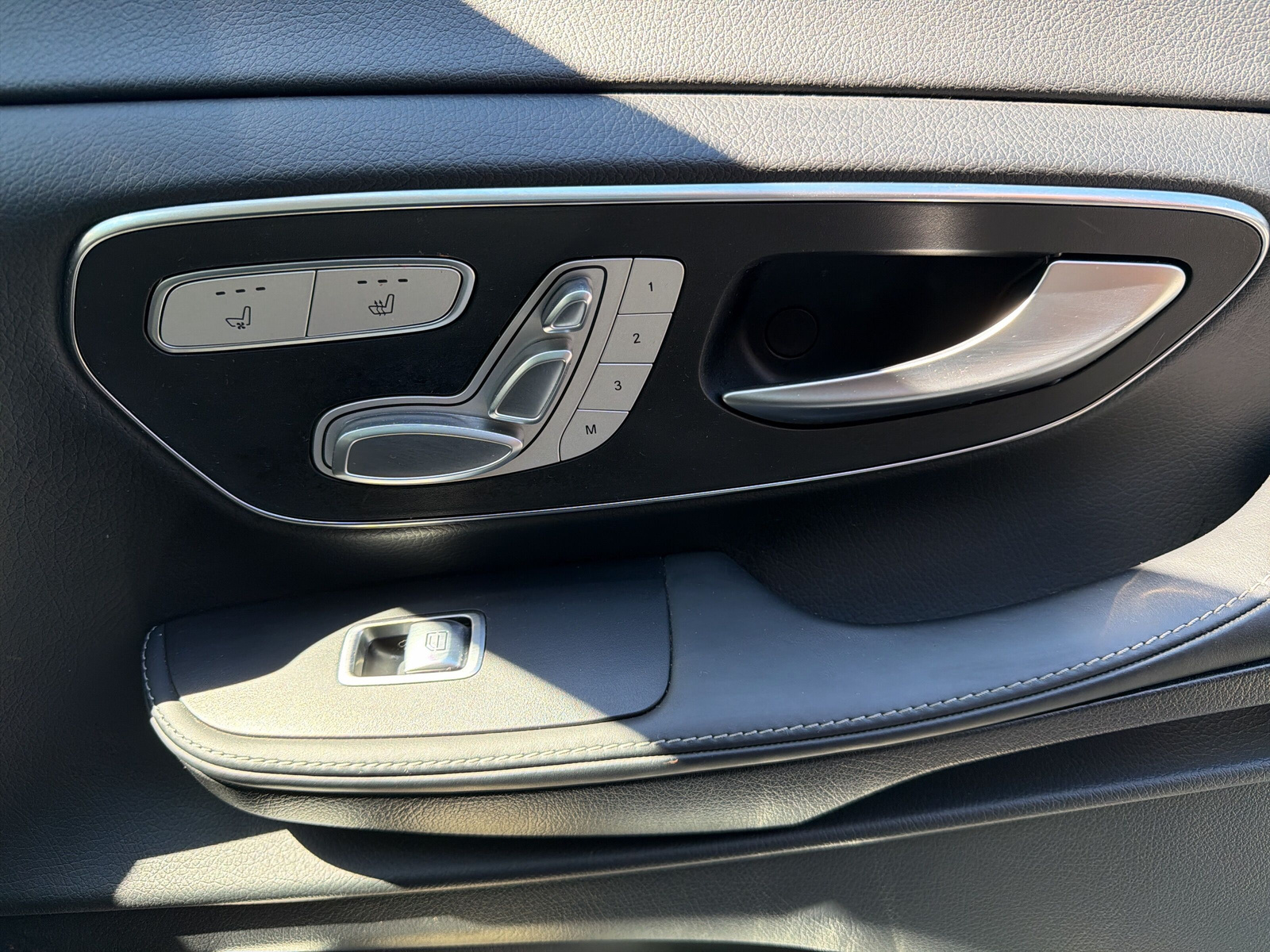 MERCEDES-BENZ V 300 d SwissEdition L 4M-image-16