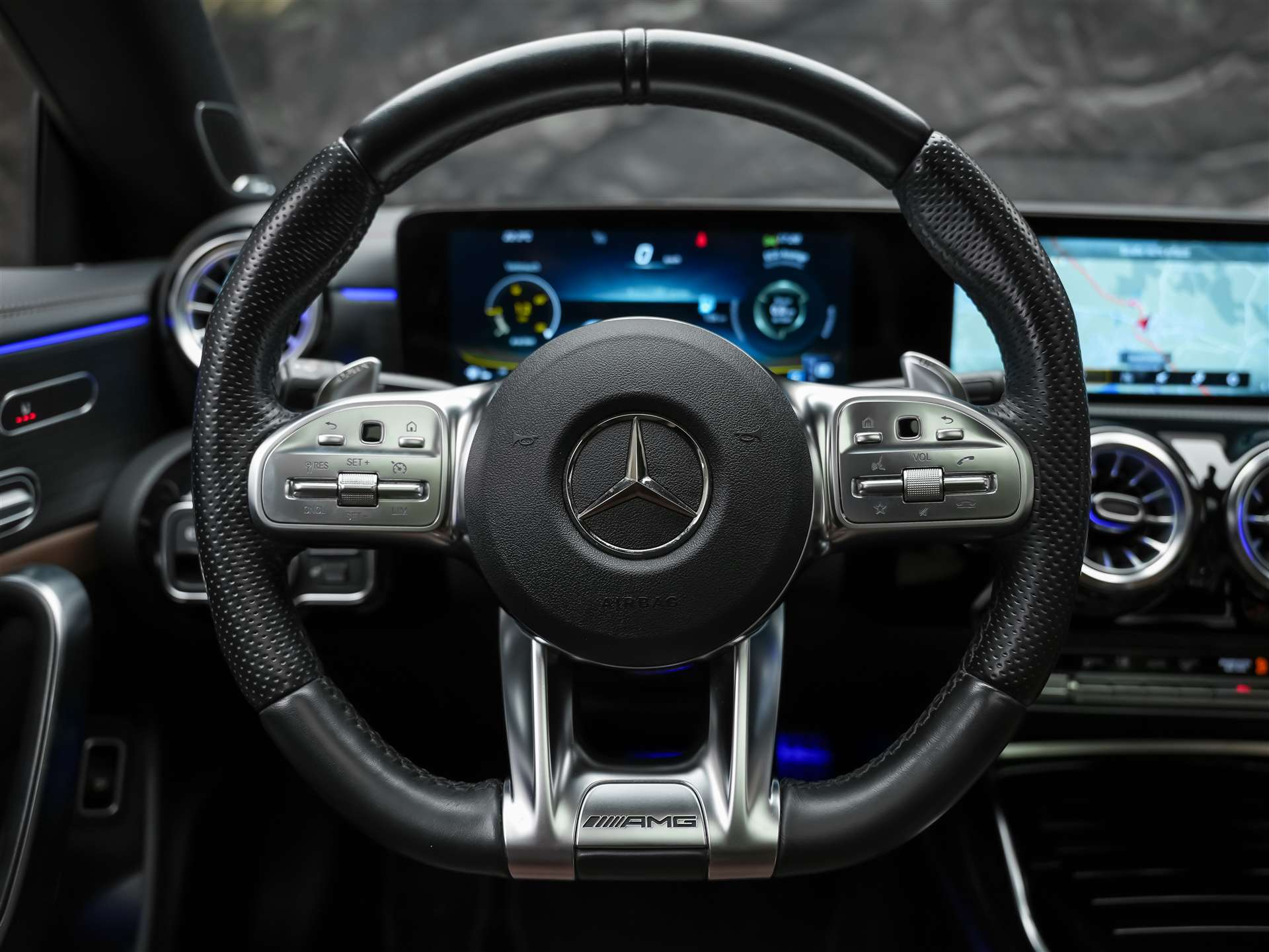 MERCEDES-BENZ CLA 35 AMG 4matic *CH Auto*Panorama*Night Paket AMG-image-19