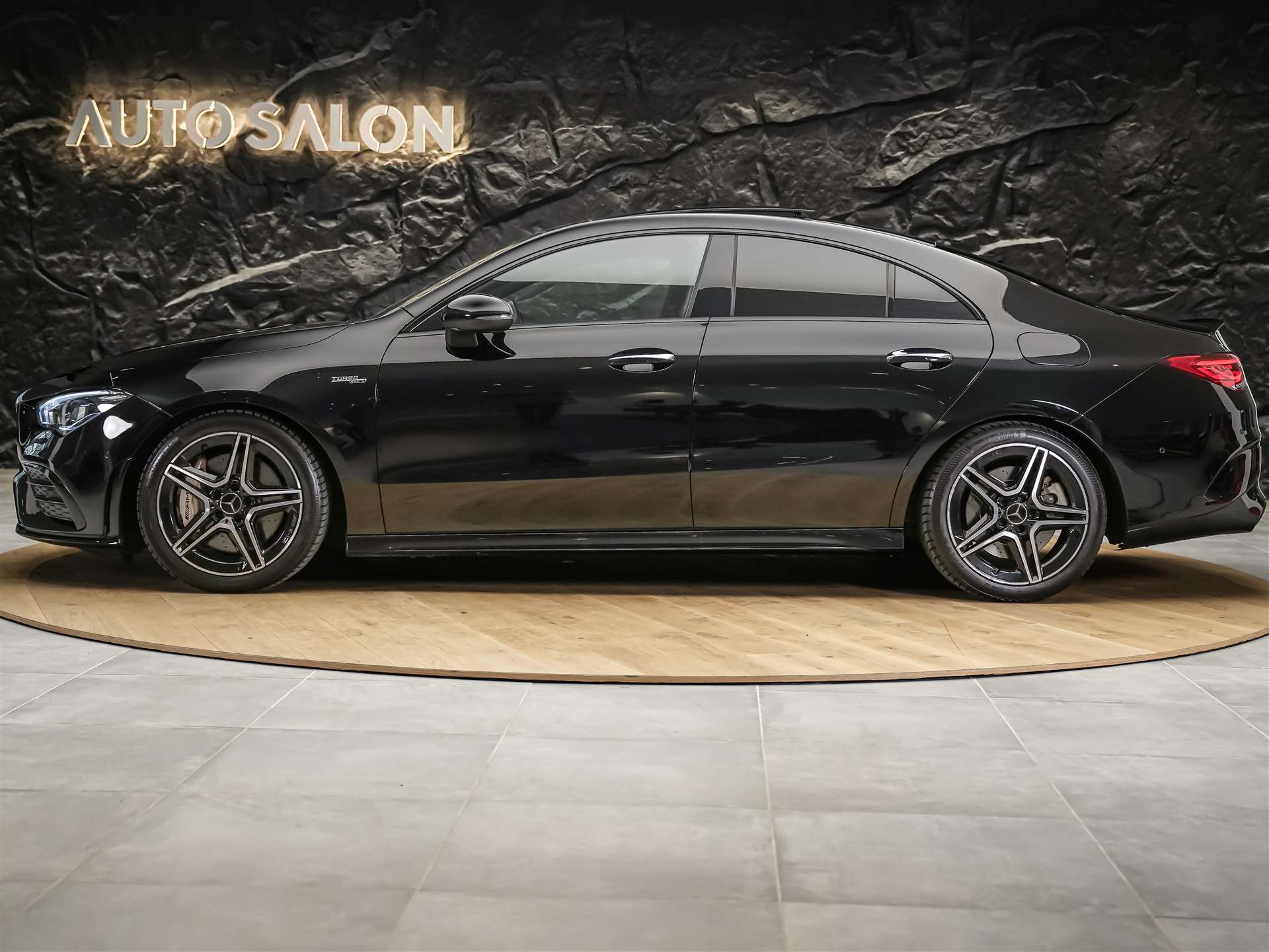 MERCEDES-BENZ CLA 35 AMG 4matic *CH Auto*Panorama*Night Paket AMG-showroom-element-2