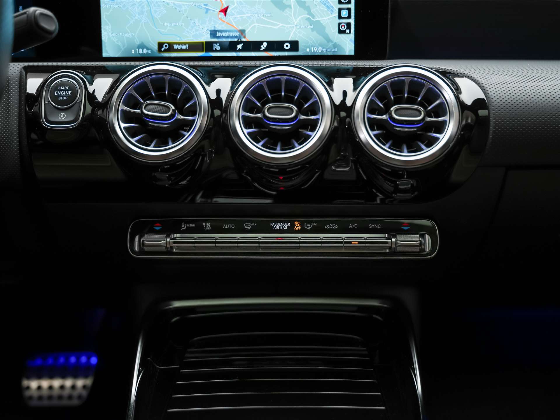 MERCEDES-BENZ CLA 35 AMG 4matic *CH Auto*Panorama*Night Paket AMG-image-20