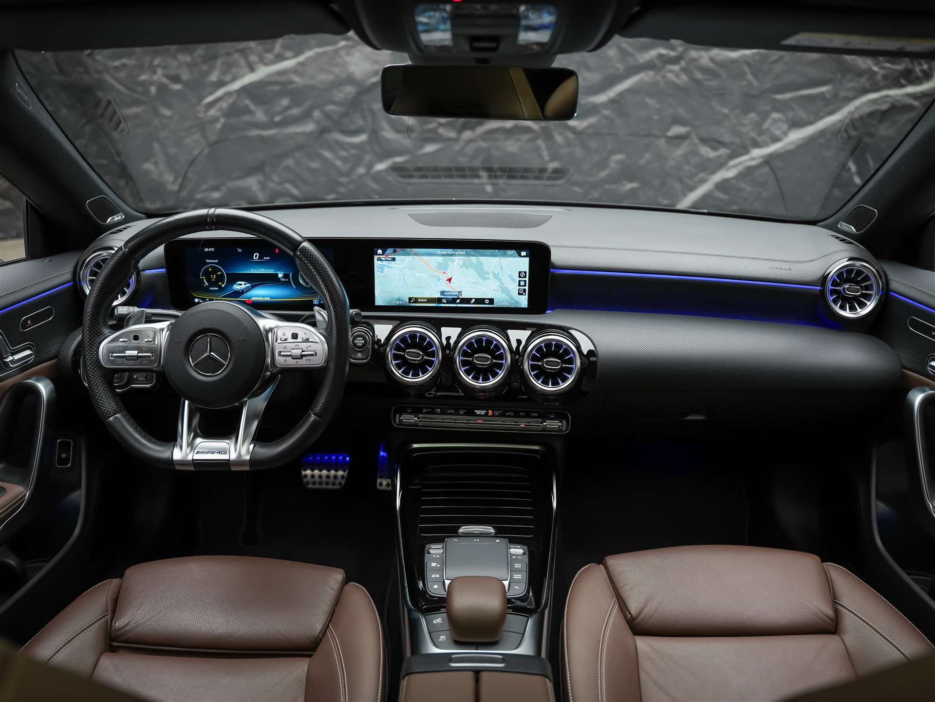MERCEDES-BENZ CLA 35 AMG 4matic *CH Auto*Panorama*Night Paket AMG-image-18