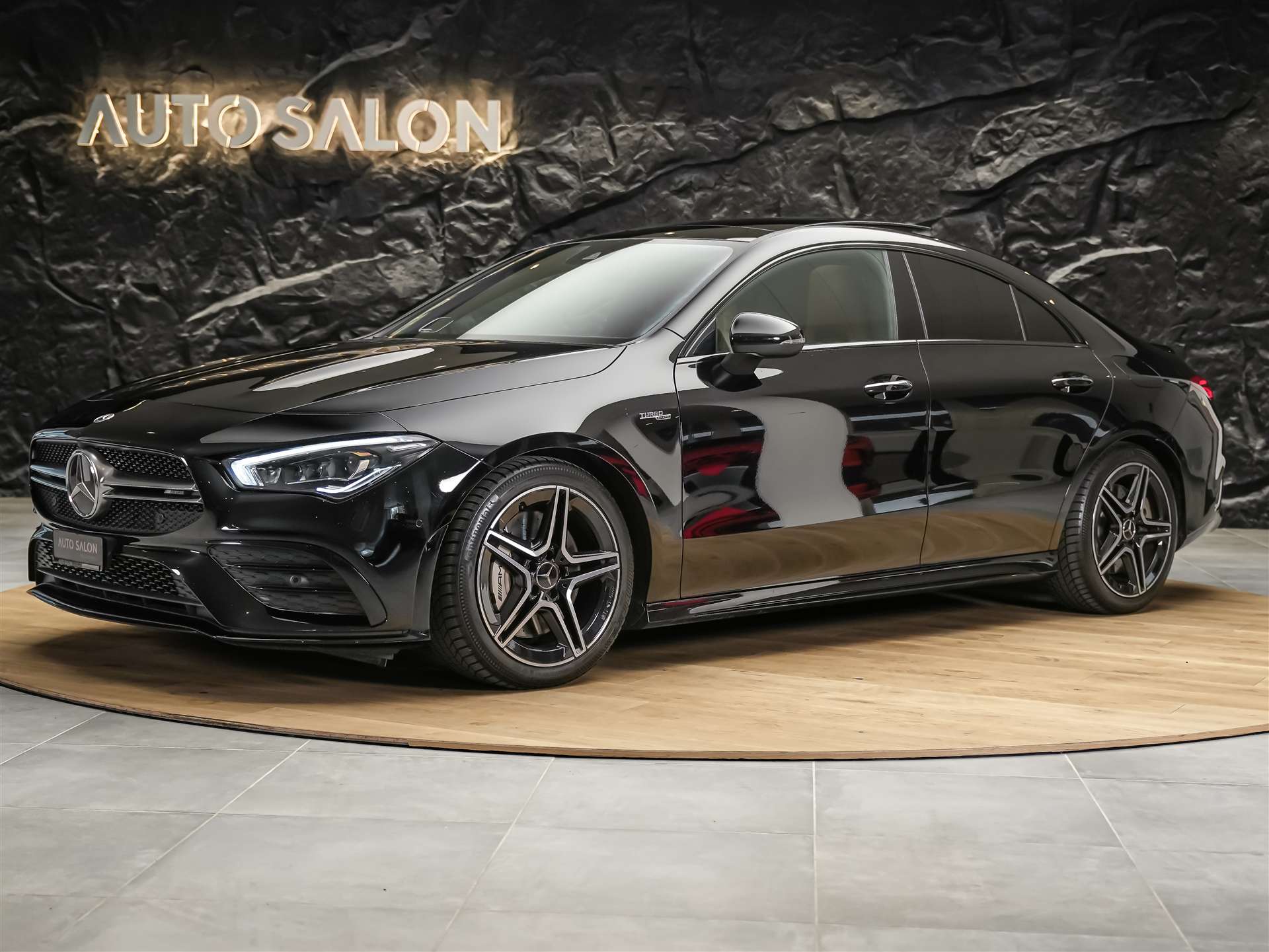 MERCEDES-BENZ CLA 35 AMG 4matic *CH Auto*Panorama*Night Paket AMG-showroom-element-1