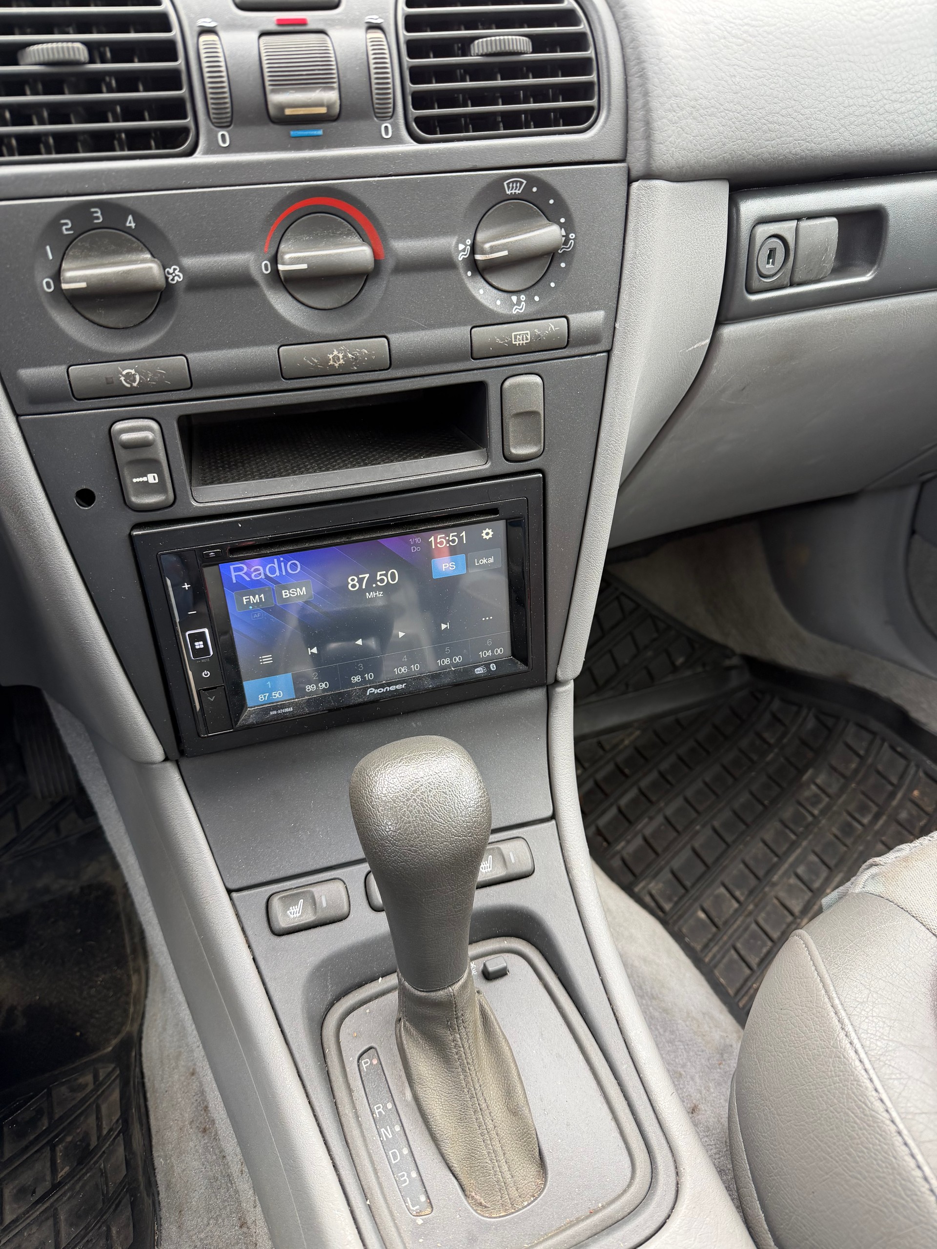 VOLVO V40 2.0 T-image-8