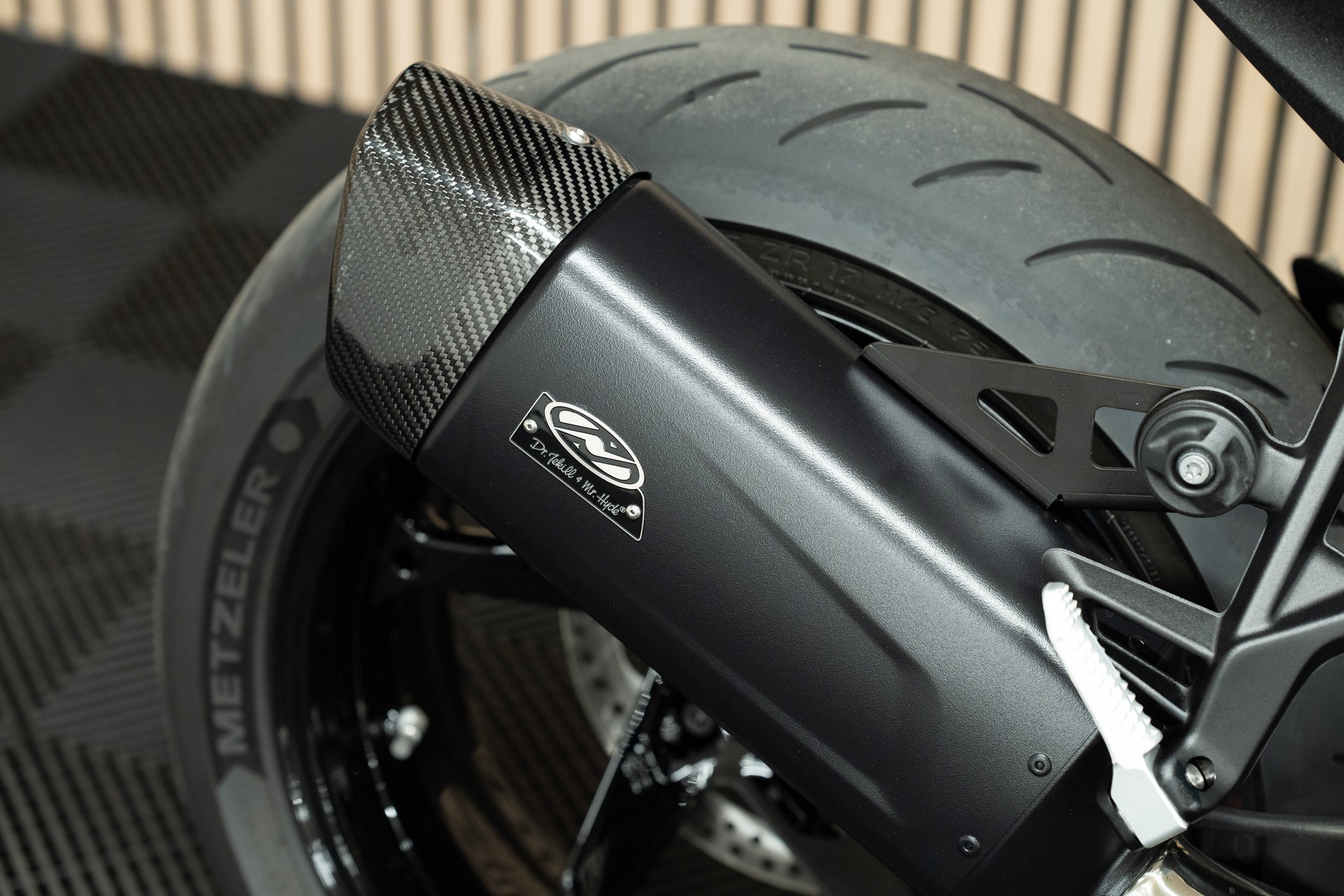 BMW R 1300 R mit Klappenauspuffanlage-image-4