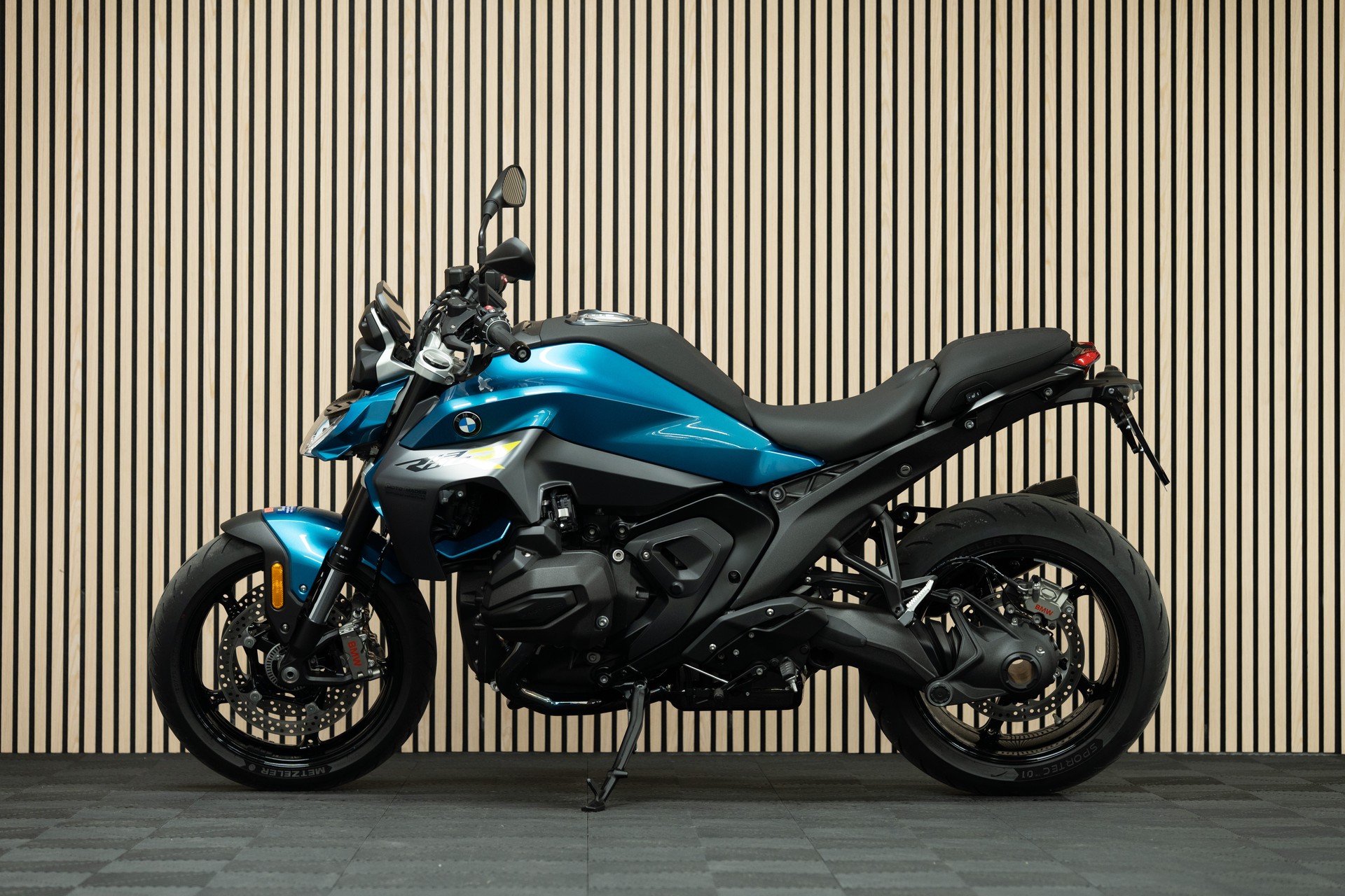 BMW R 1300 R mit Klappenauspuffanlage-image-1