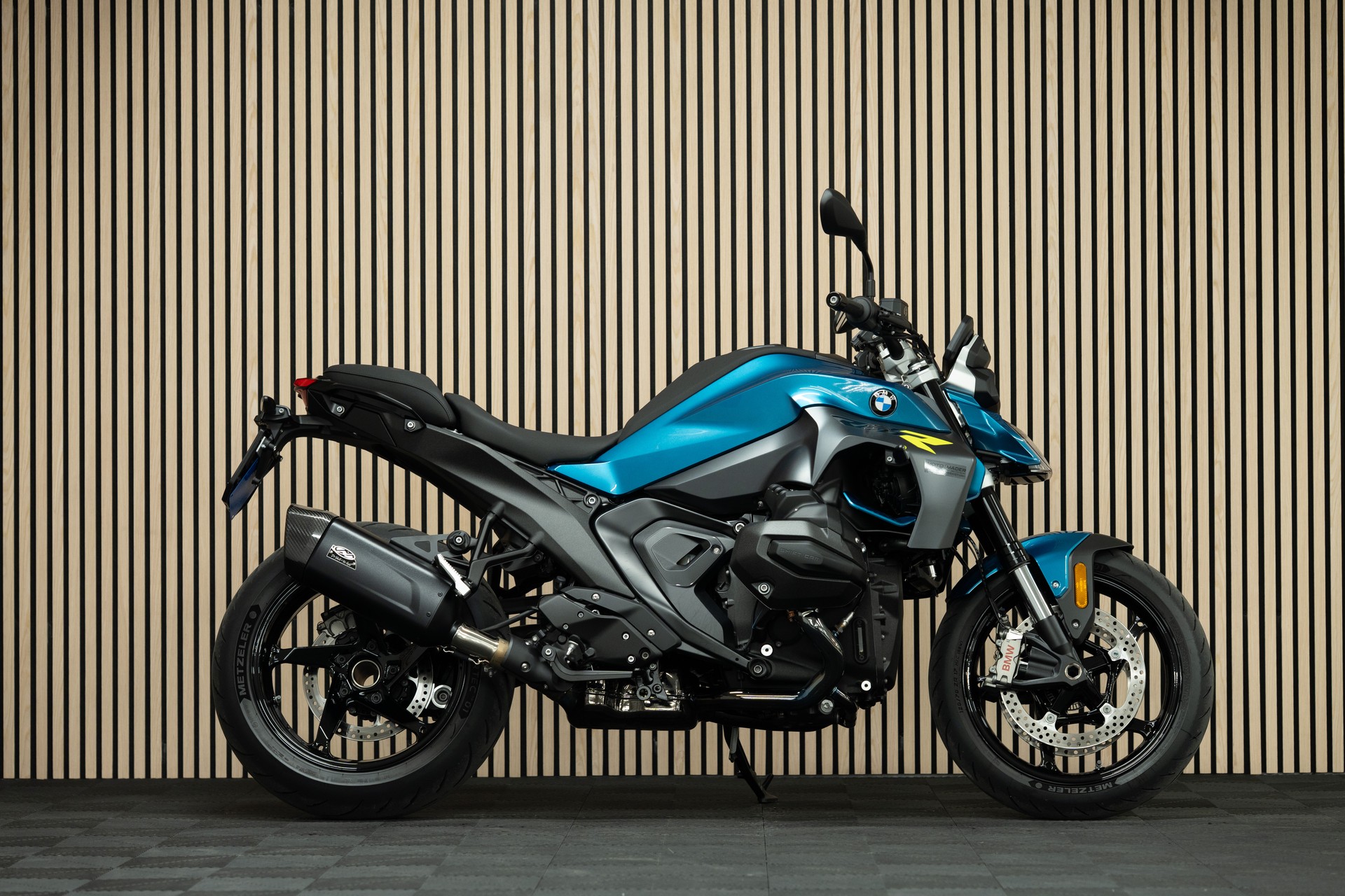 BMW R 1300 R mit Klappenauspuffanlage
