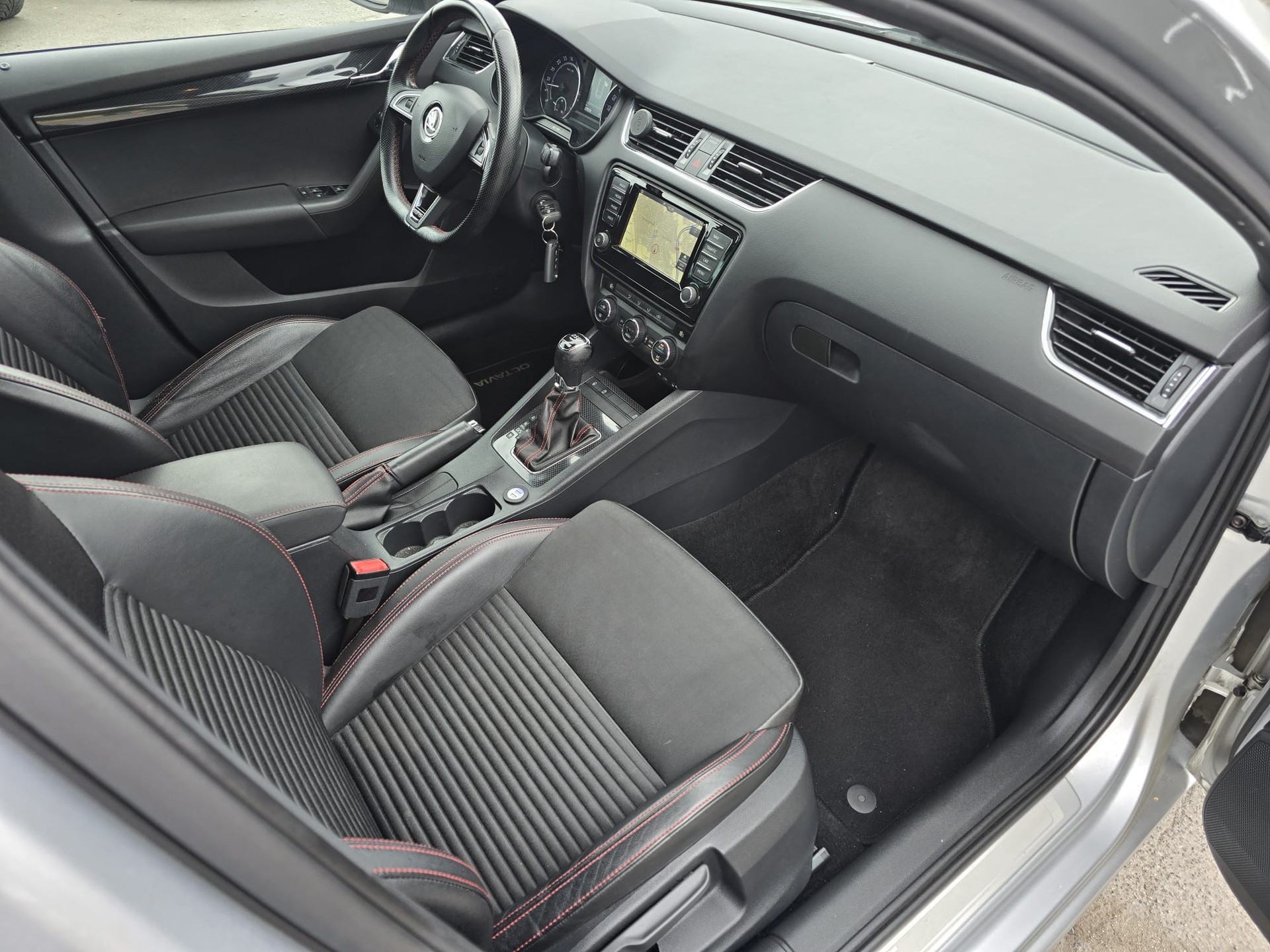 SKODA Octavia Combi 2.0 TDI RS DSG-image-14