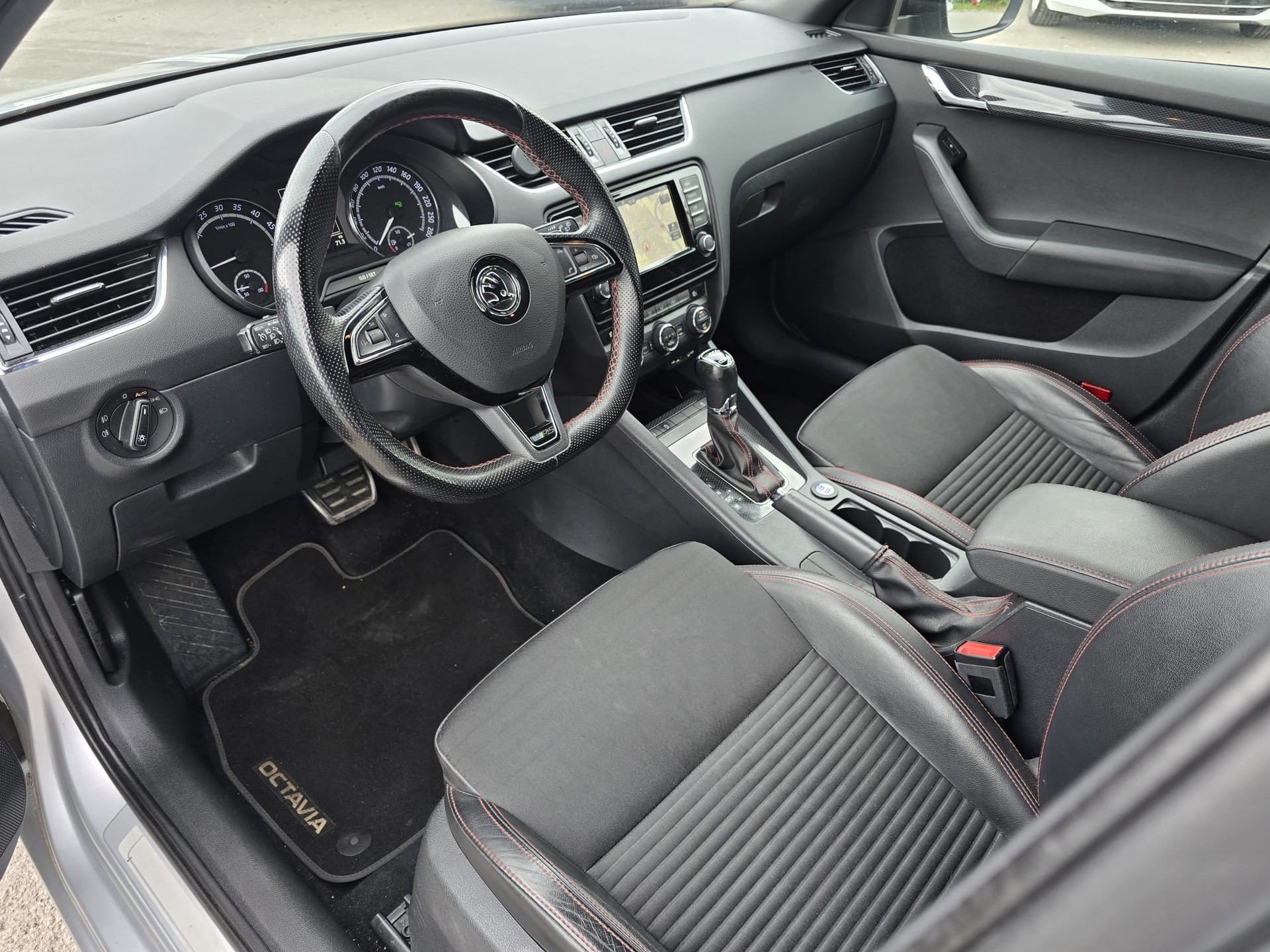 SKODA Octavia Combi 2.0 TDI RS DSG-image-9