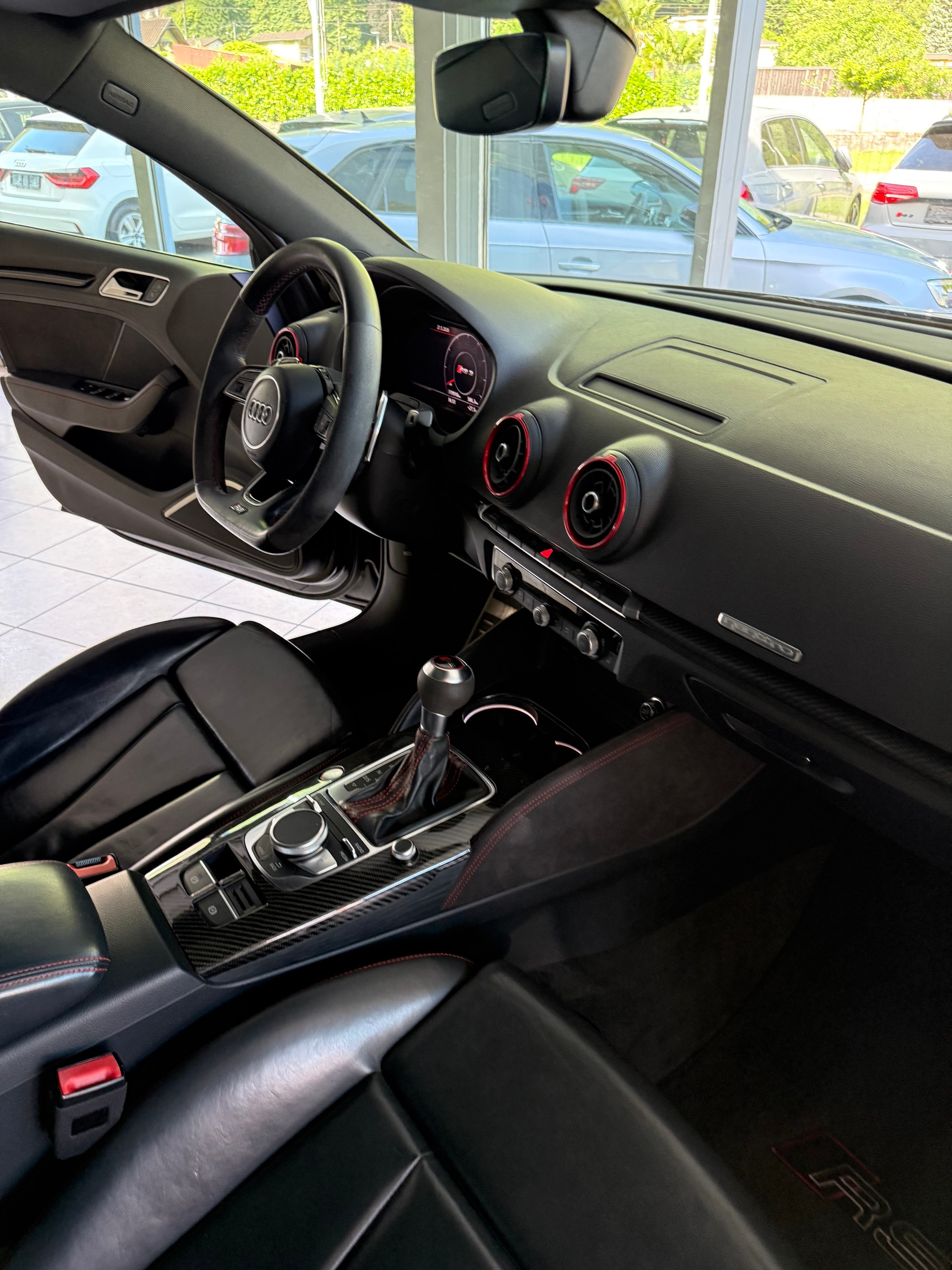 AUDI RS3 Limousine 2.5 TSI quattro S-tronic-image-11