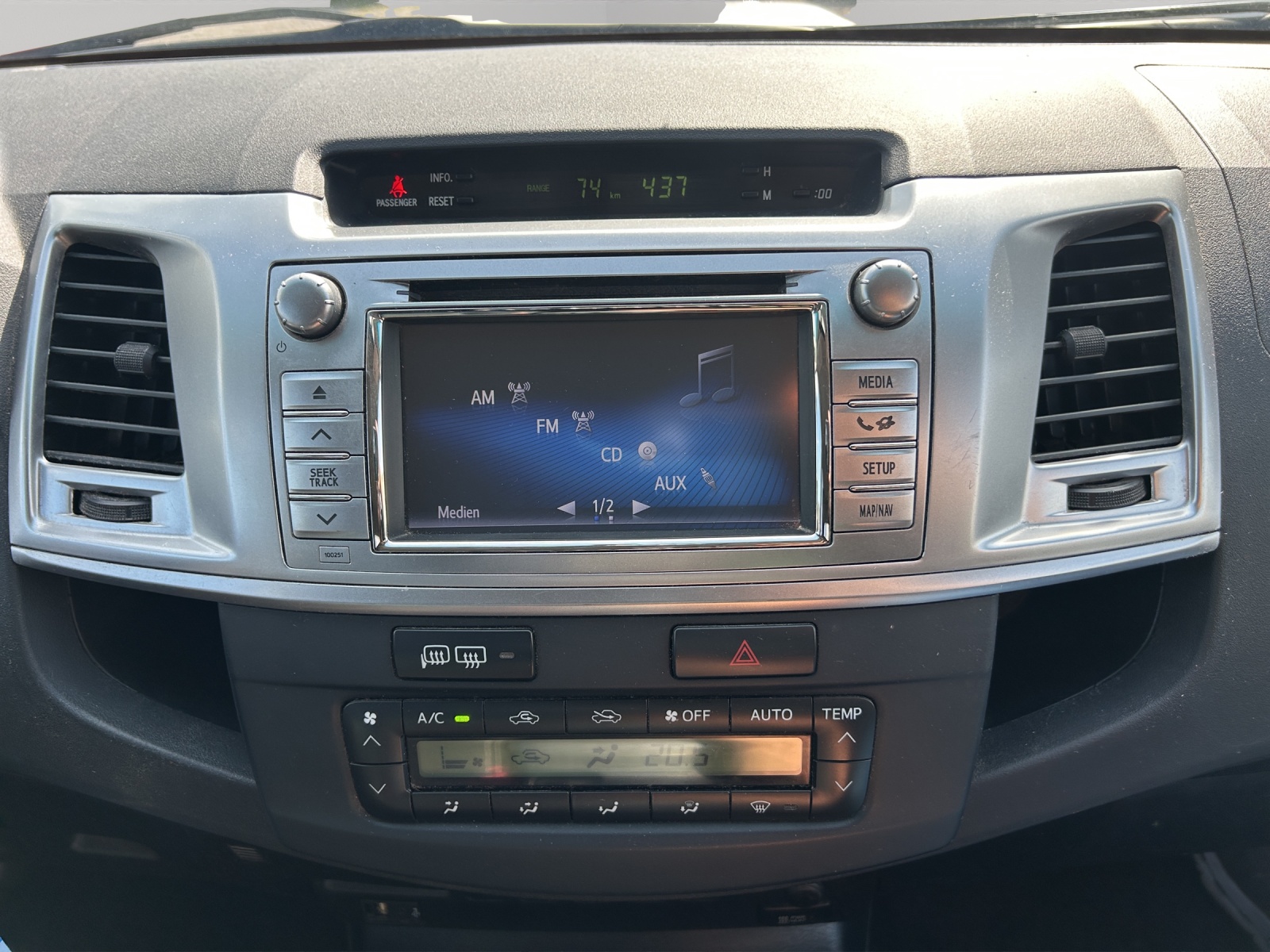 TOYOTA Hilux 3.0 4WD Automat Double Cab Sol Premium-image-10