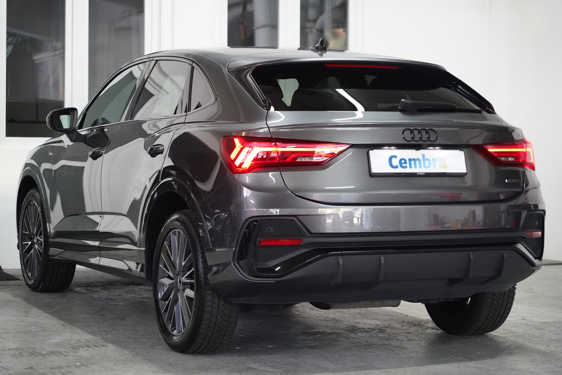 AUDI Q3 Sportback 35 TDI S-Line quattro S-tronic-image-5