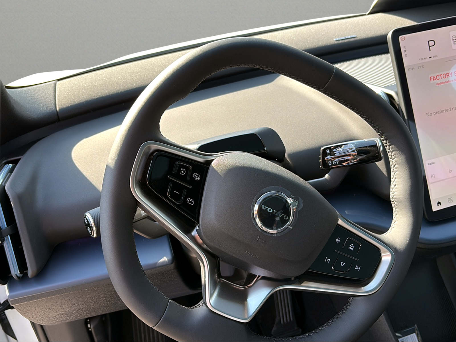 VOLVO EX30 Cross Country P8 69 kWh AWD Ultra-image-4