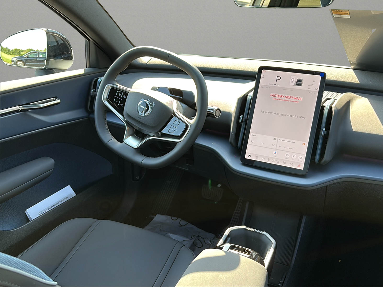 VOLVO EX30 Cross Country P8 69 kWh AWD Ultra-image-12