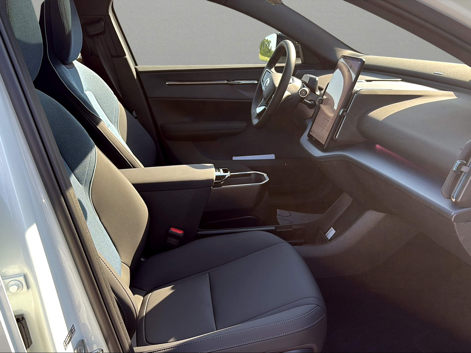 VOLVO EX30 Cross Country P8 69 kWh AWD Ultra-image-10