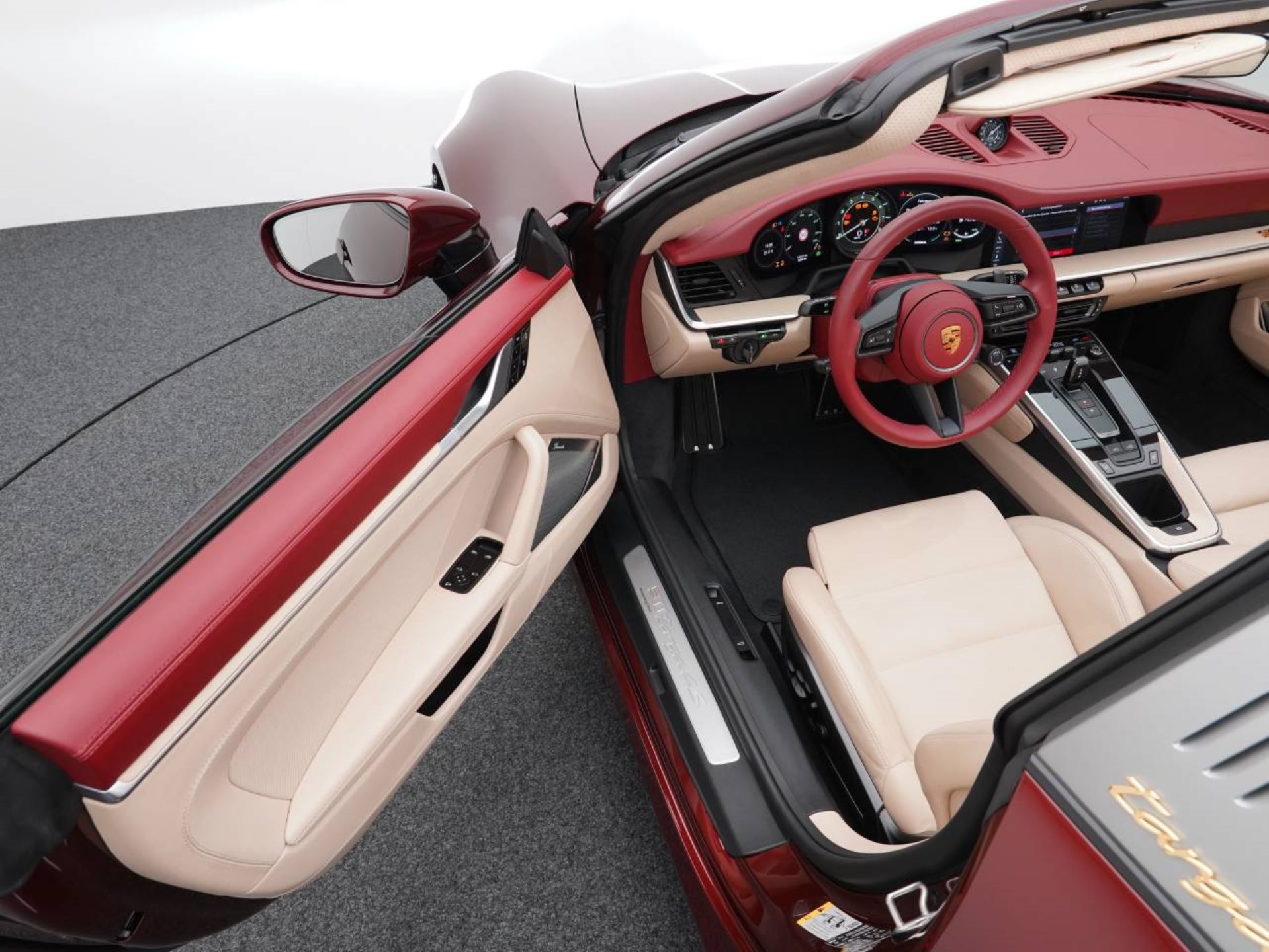 PORSCHE 911 Targa 4S Heritage Edition-showroom-element-3