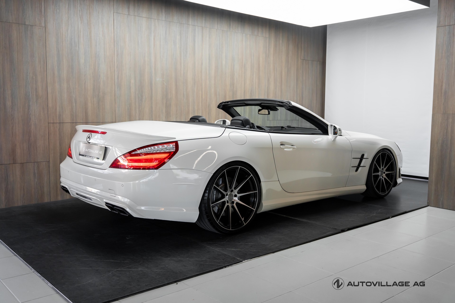 MERCEDES-BENZ SL 63 AMG Speedshift-showroom-element-1