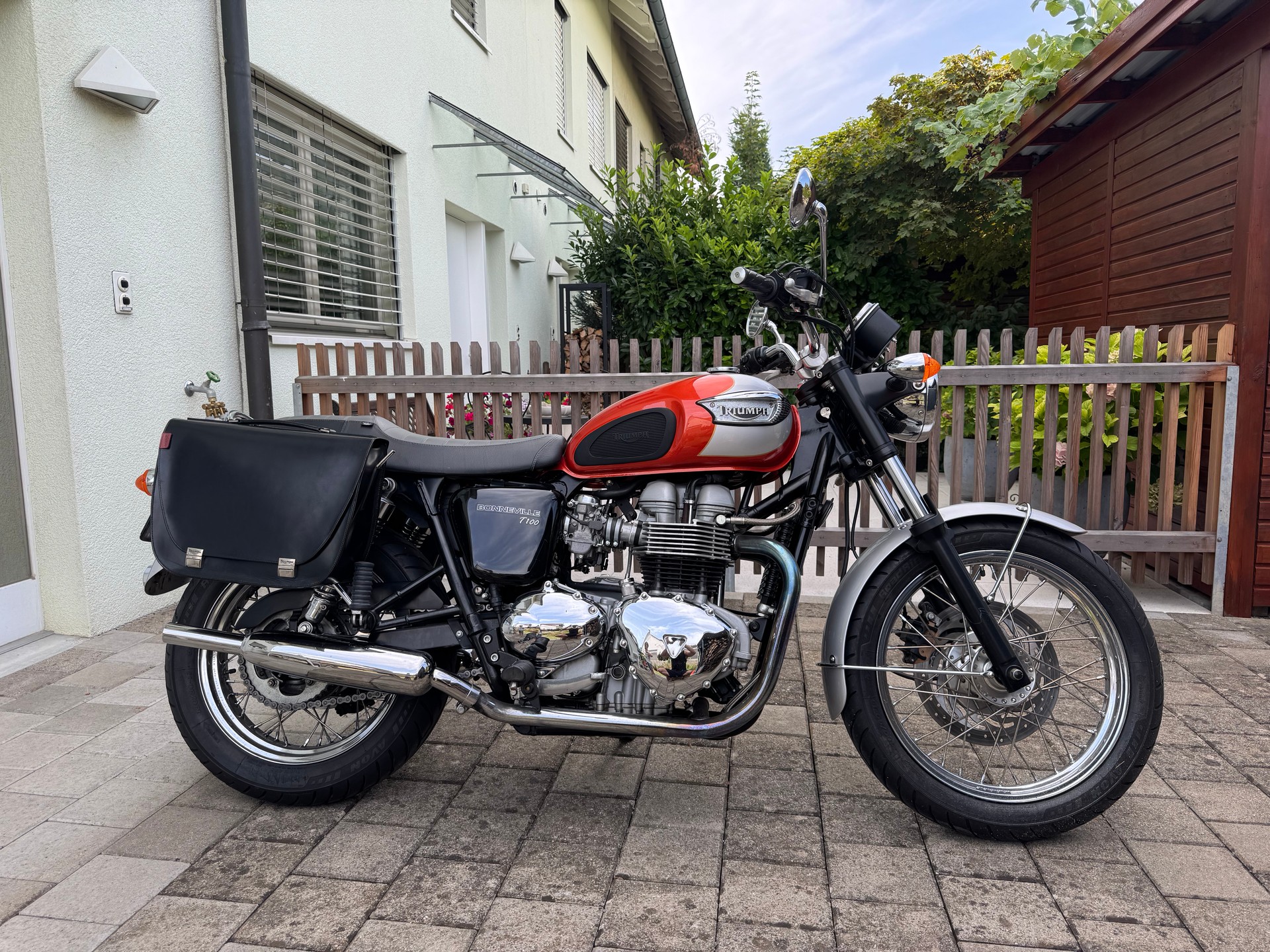 TRIUMPH Bonneville 900 T100-image-2