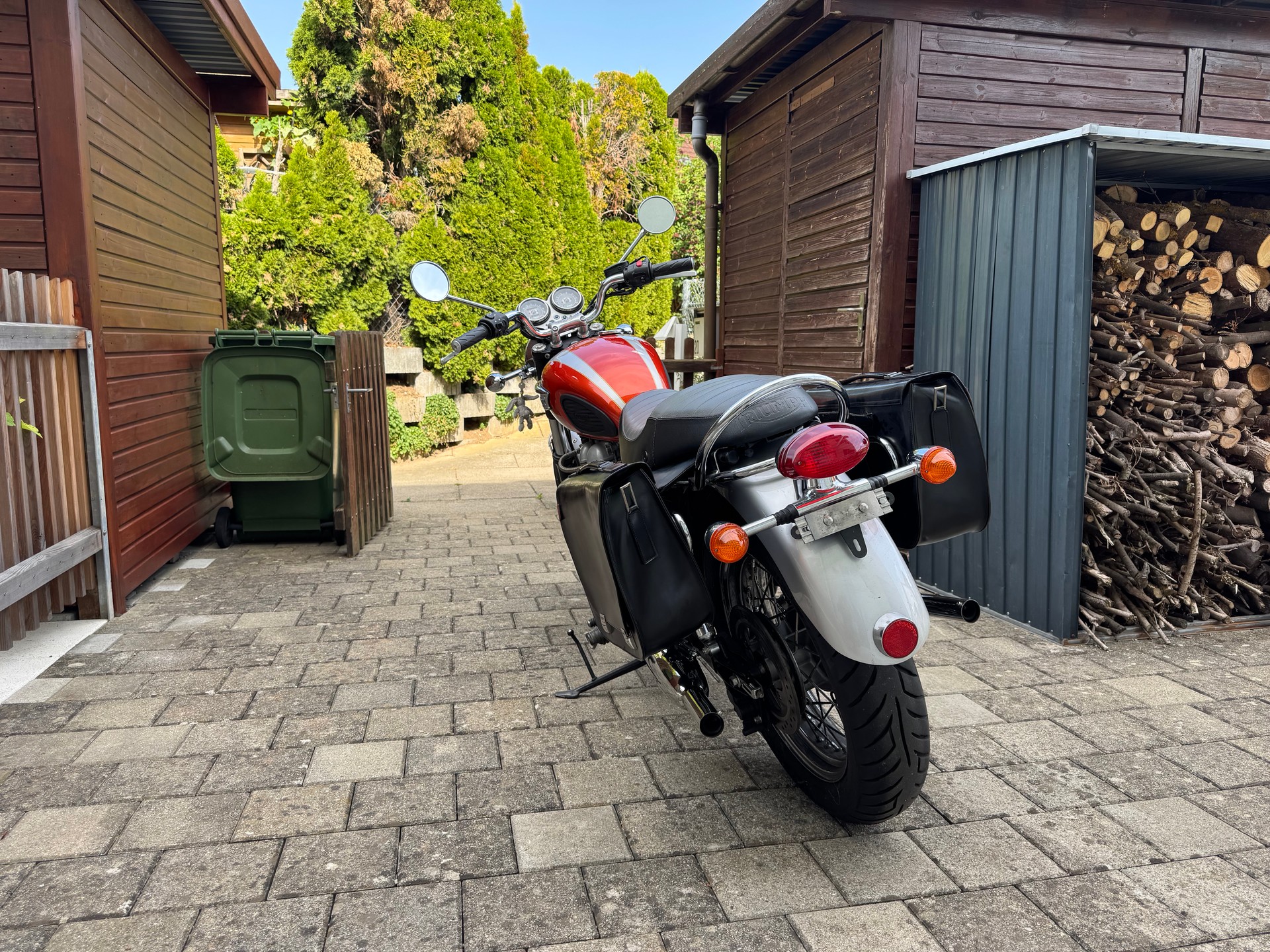 TRIUMPH Bonneville 900 T100-image-4