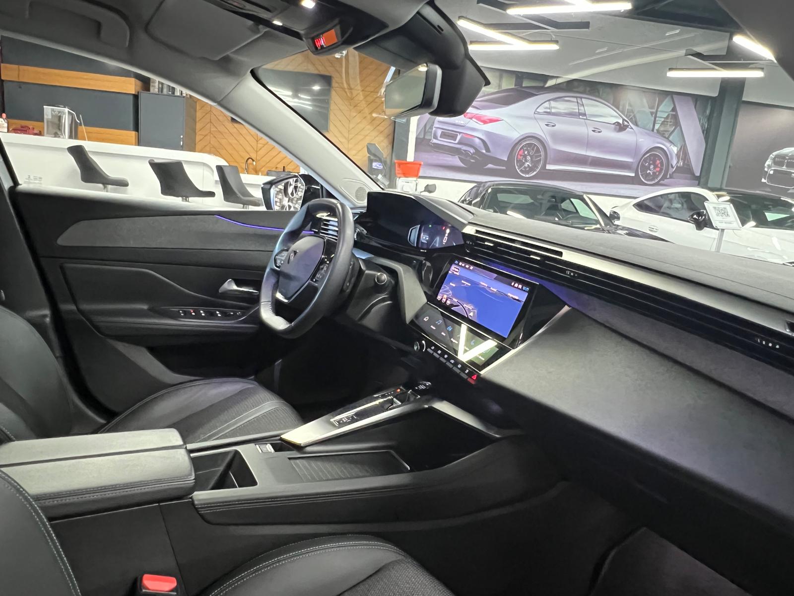PEUGEOT 308 SW 1.5 BlueHDI Allure Pack EAT8 White Edition-image-13