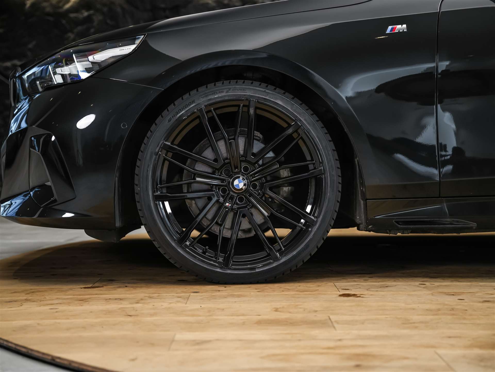 BMW 520i M Sport Steptronic *ALL BLACK*21" Felgen*Werksgarantie*-image-16
