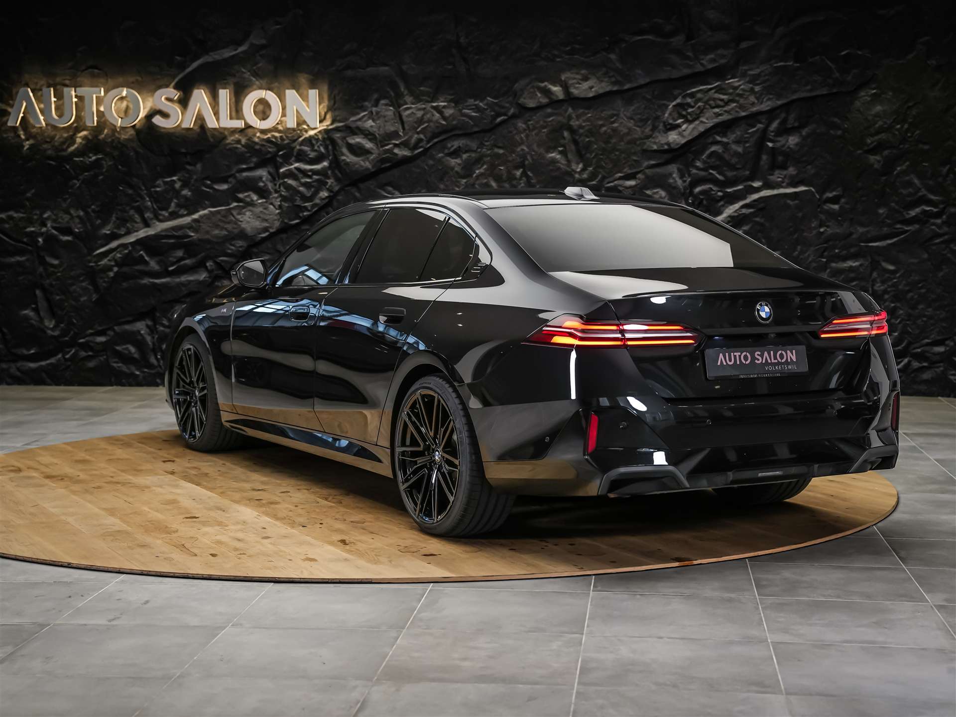 BMW 520i M Sport Steptronic *ALL BLACK*21" Felgen*Werksgarantie*-showroom-element-3