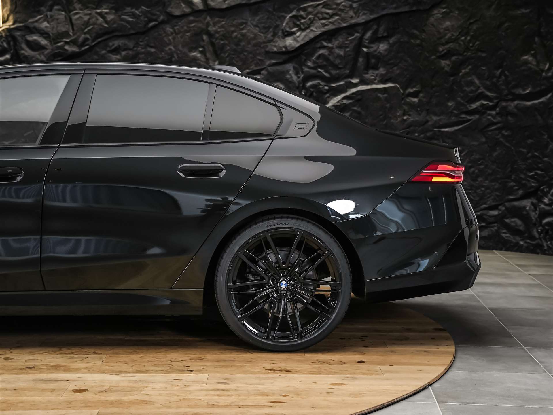 BMW 520i M Sport Steptronic *ALL BLACK*21" Felgen*Werksgarantie*-image-17
