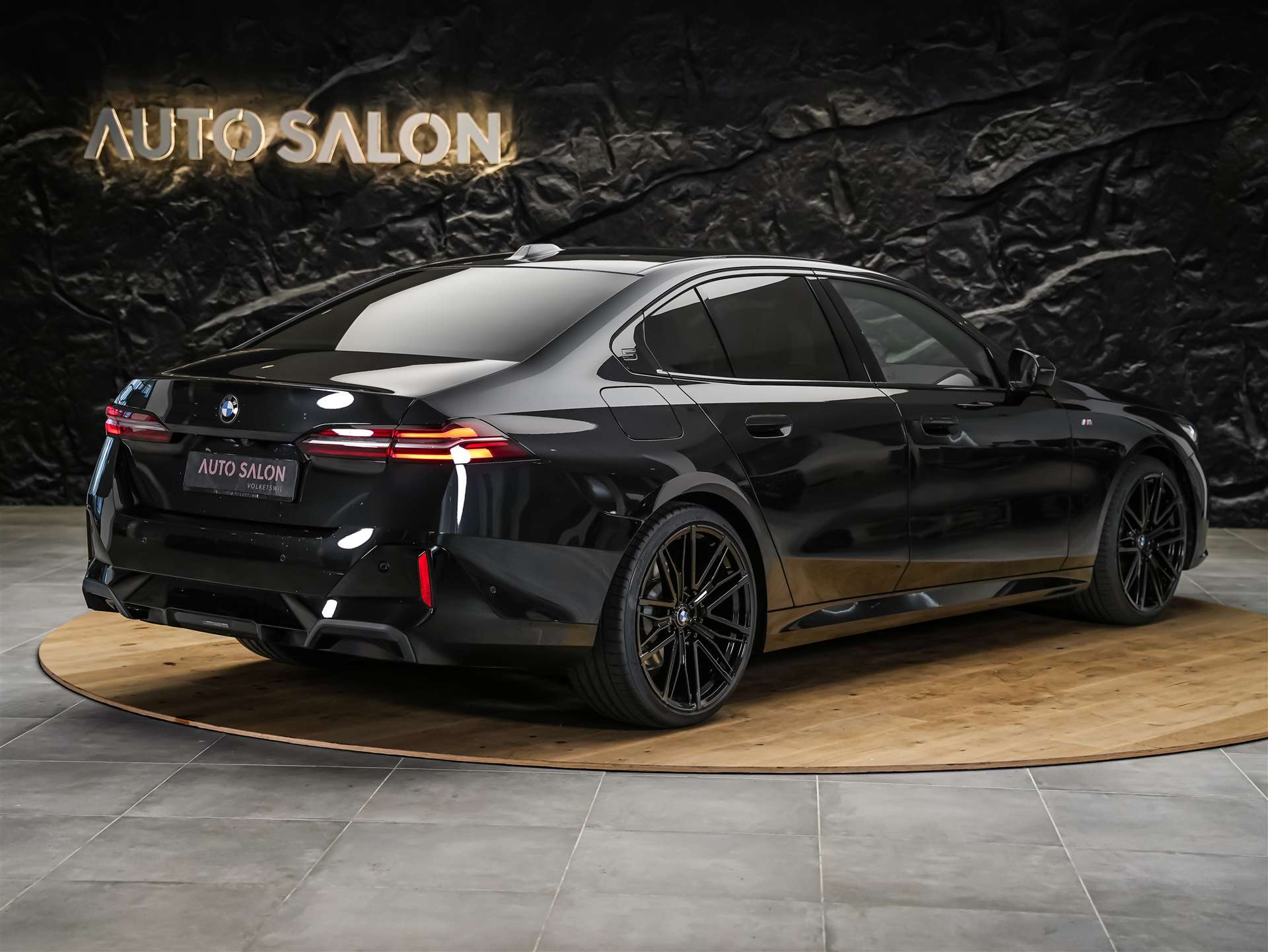 BMW 520i M Sport Steptronic *ALL BLACK*21" Felgen*Werksgarantie*-image-5