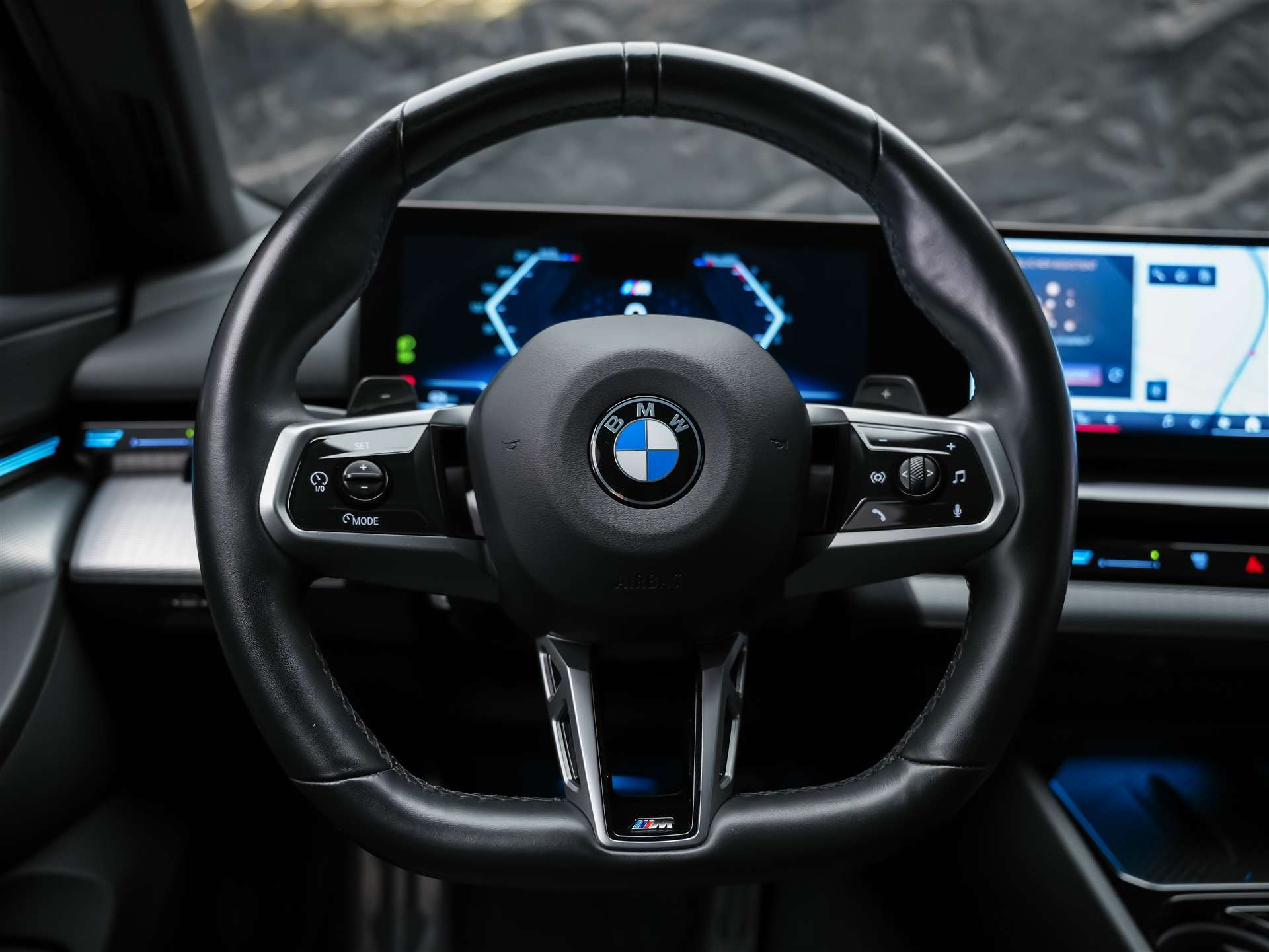 BMW 520i M Sport Steptronic *ALL BLACK*21" Felgen*Werksgarantie*-image-27