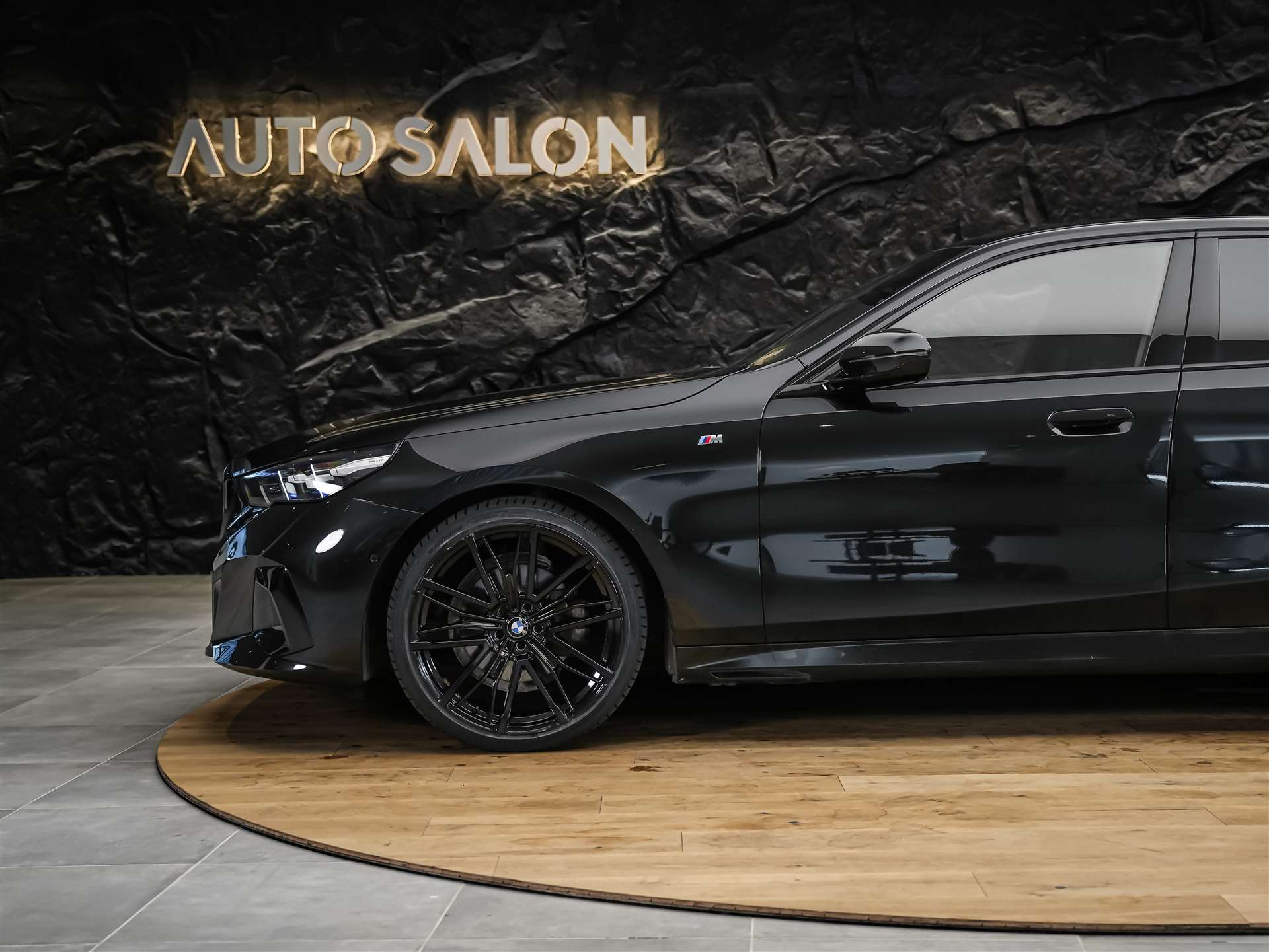 BMW 520i M Sport Steptronic *ALL BLACK*21" Felgen*Werksgarantie*-image-15