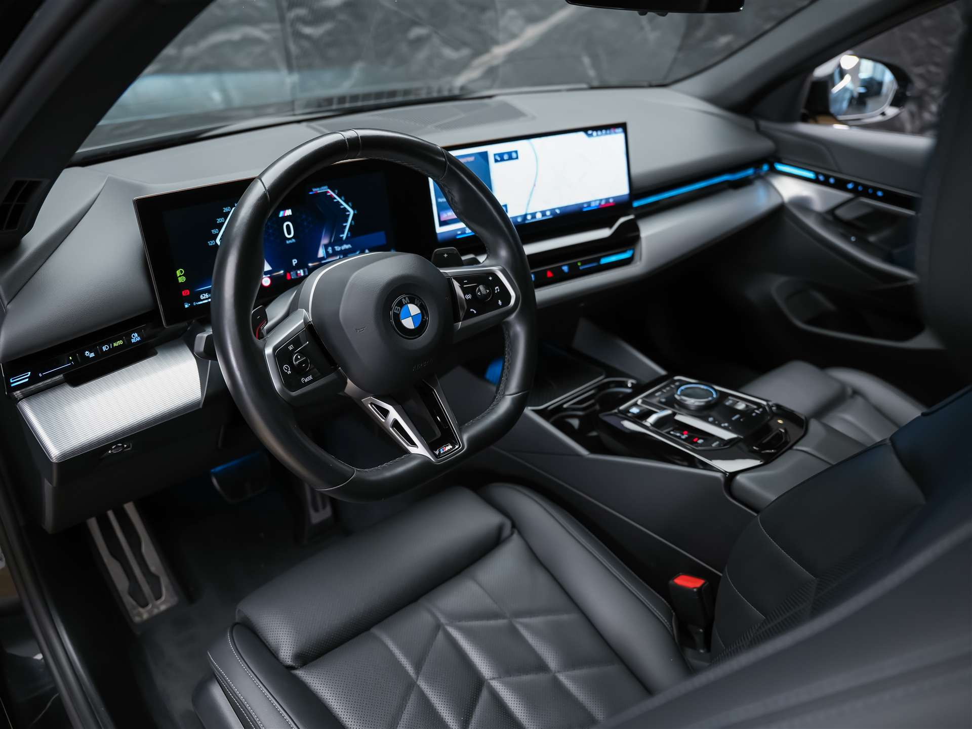 BMW 520i M Sport Steptronic *ALL BLACK*21" Felgen*Werksgarantie*-image-8