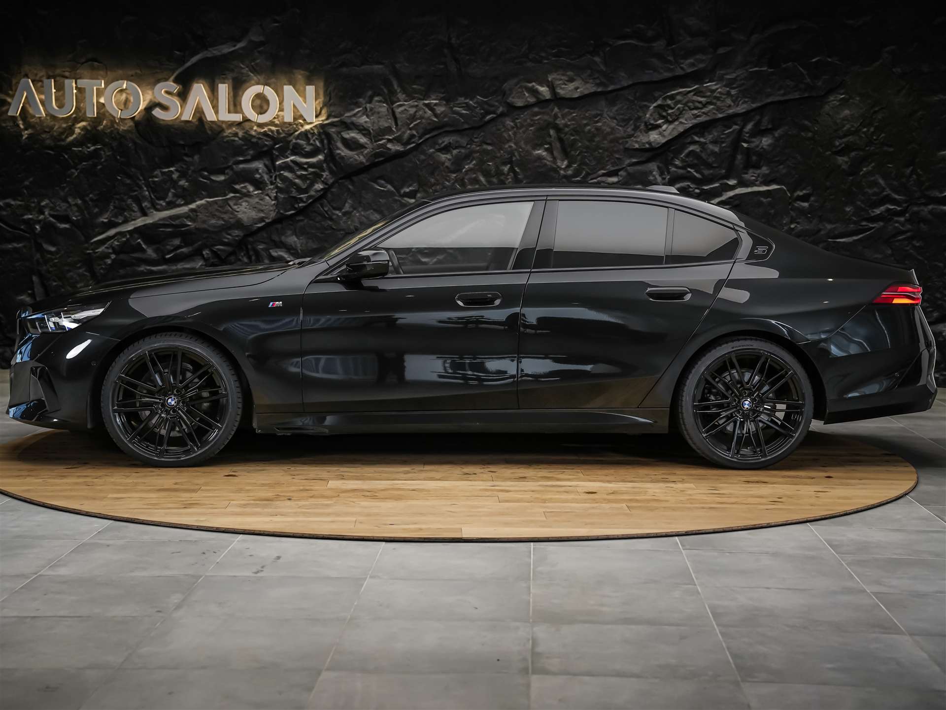 BMW 520i M Sport Steptronic *ALL BLACK*21" Felgen*Werksgarantie*-showroom-element-2