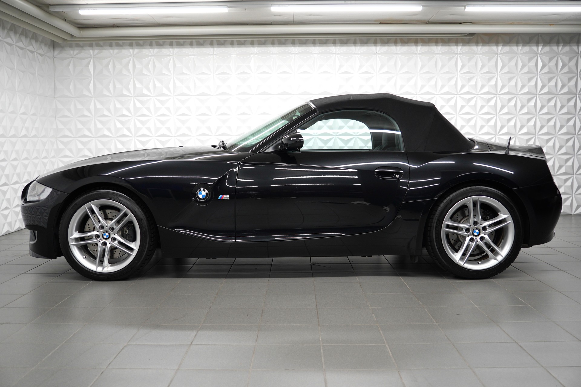 BMW Z4 M Roadster-showroom-element-1