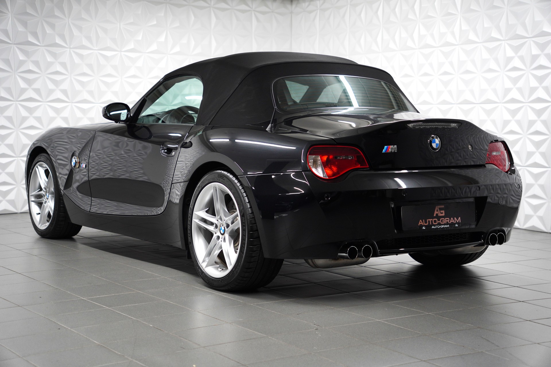 BMW Z4 M Roadster-showroom-element-2