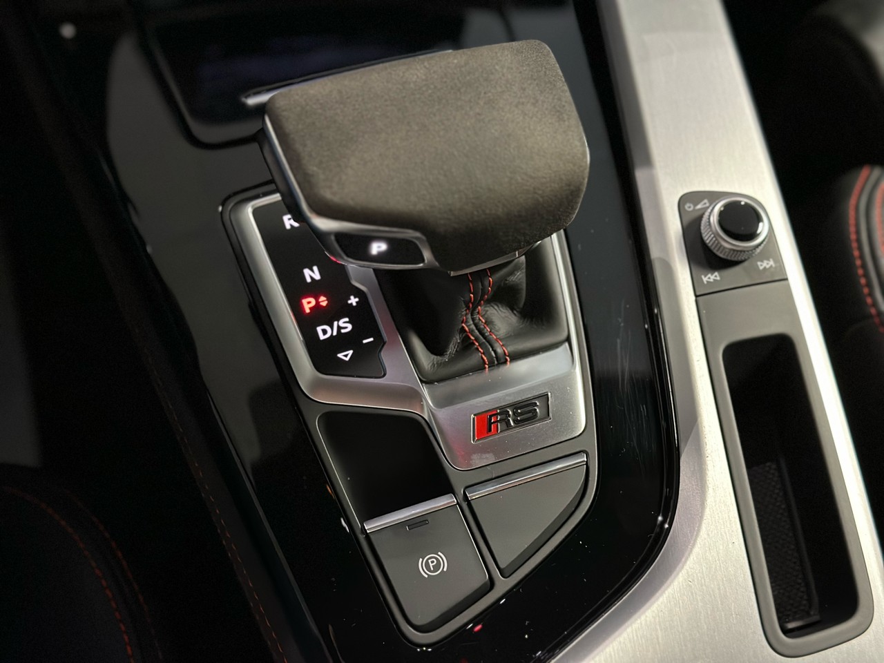 AUDI RS4 Avant quattro tiptronic-image-17