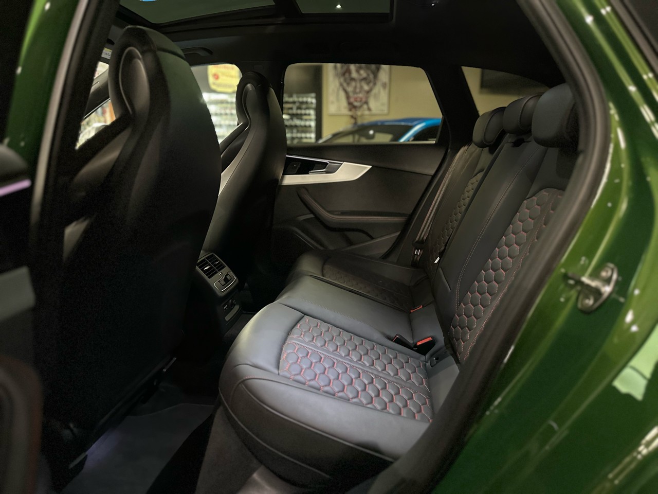 AUDI RS4 Avant quattro tiptronic-image-11