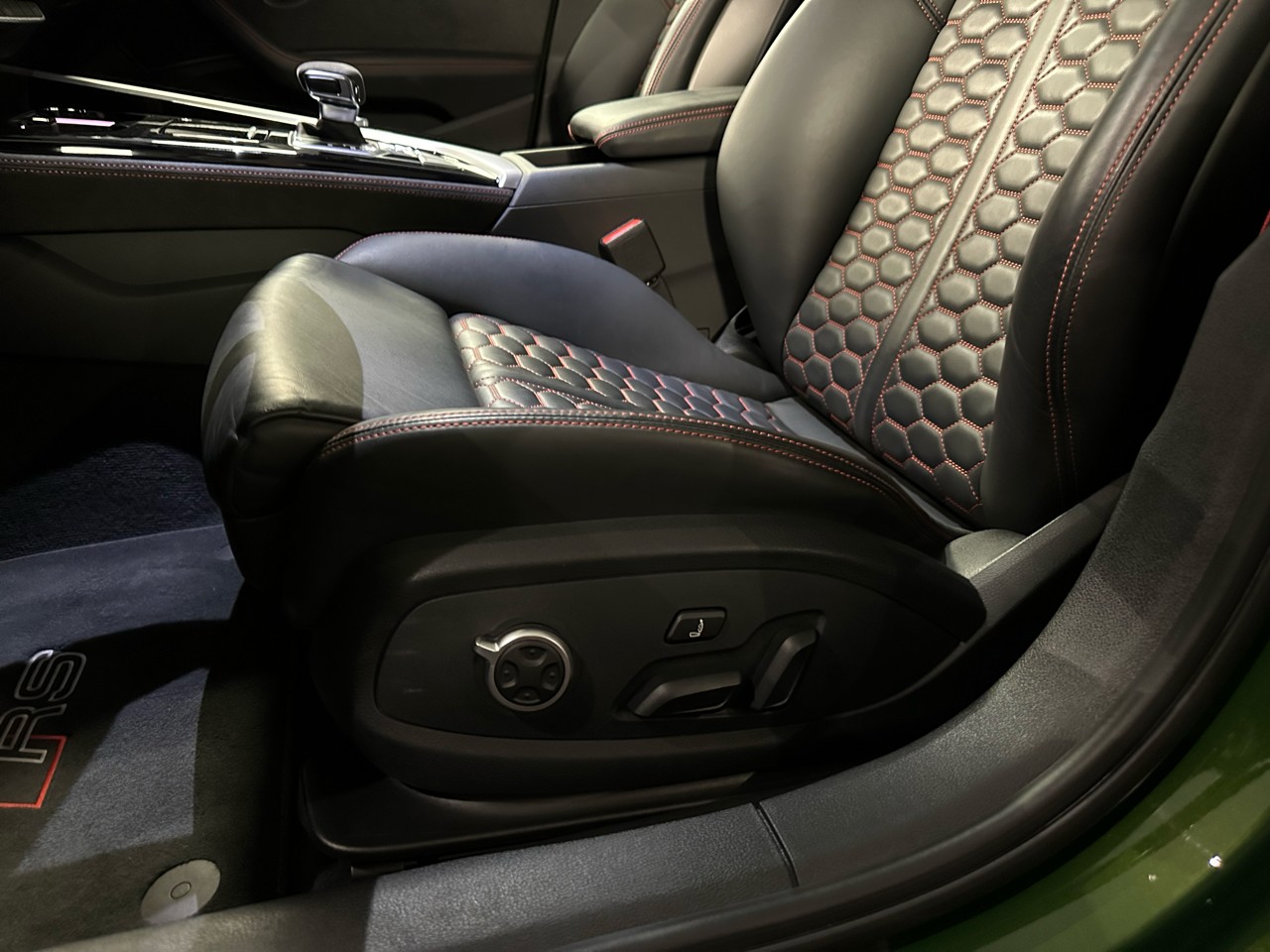 AUDI RS4 Avant quattro tiptronic-image-22