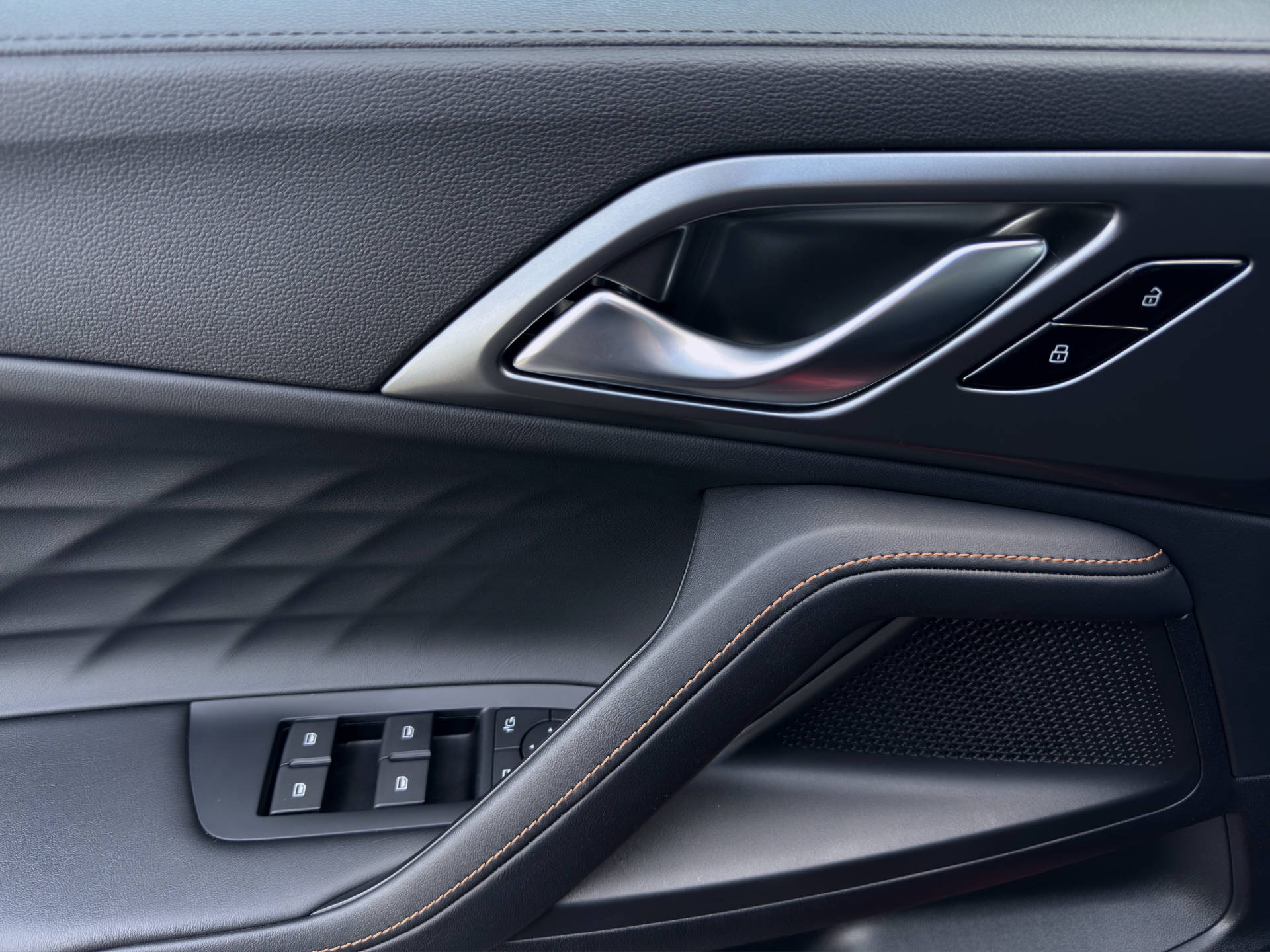 MG HS 1.5 PHEV Luxury-image-6