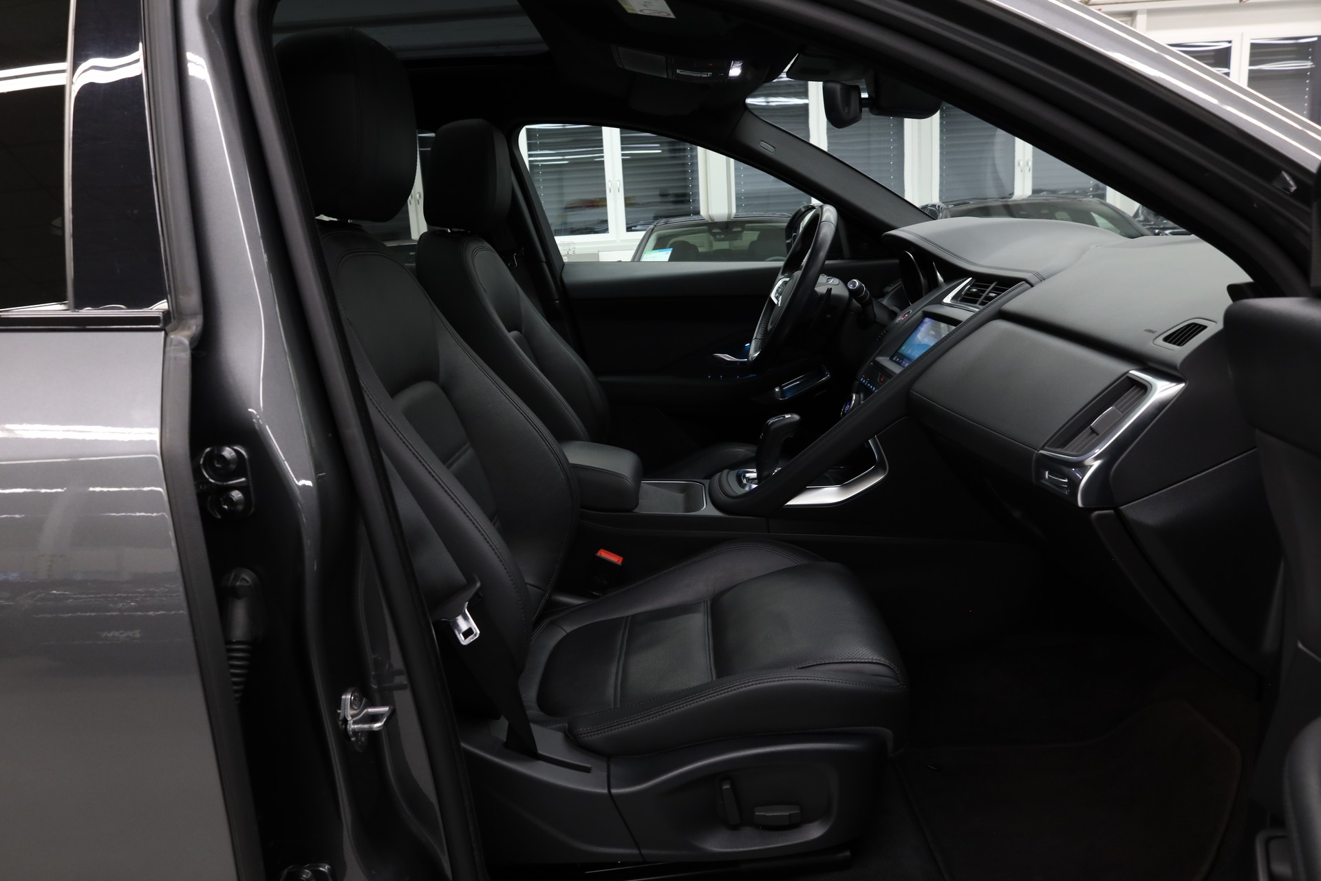 JAGUAR E-Pace 2.0 T 200 S AWD-image-15